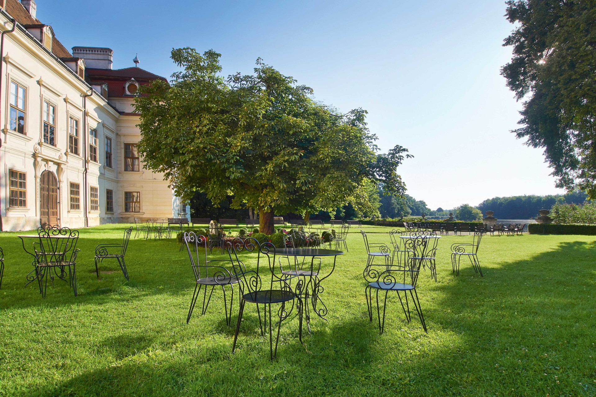 Gartenanlage mit Schlossteich in Schloss Ruegers, NÖ: Wer braucht schon einen See, wenn es – wie beim Schloss Ruegers – einen riesigen Schlossteich in der Gartenanlage gibt? Noch dazu ohne direkte Nachbarn. hendrichrealestate.com