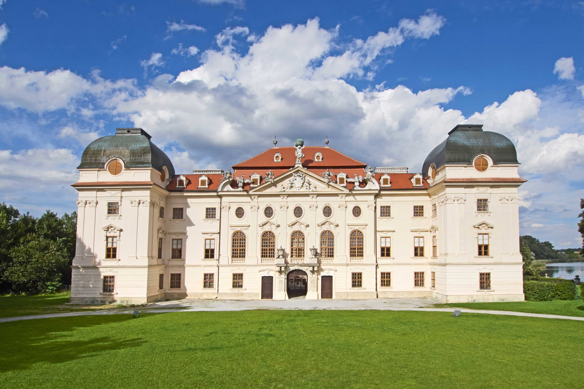Wasserschloss mit prachtvollem Park: Selbst in Wien gibt es noch Schlösser, die wie ein Relikt aus einer anderen Zeit in der Großstadt stehen. hendrichrealestate.com