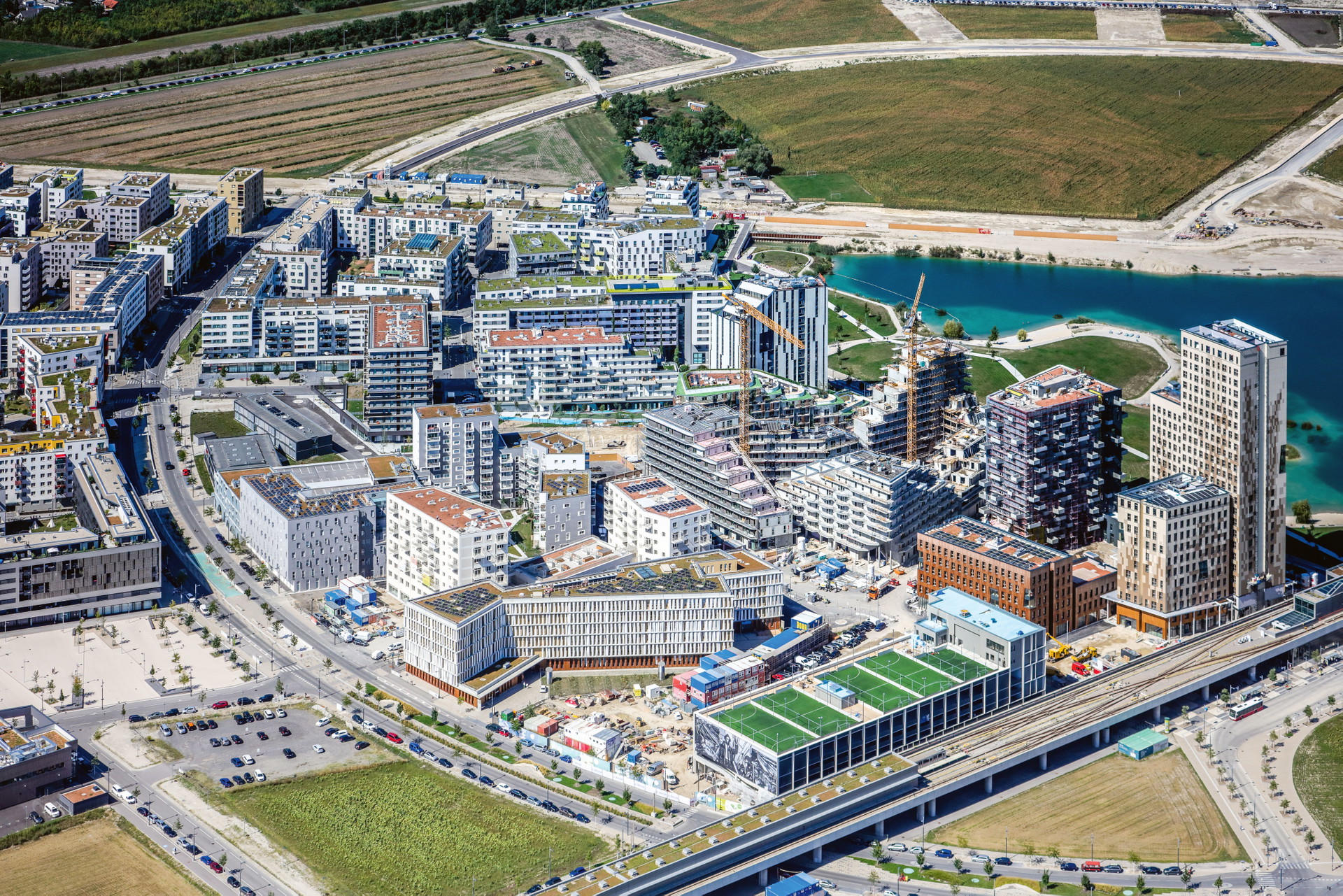 Seestadt Aspern: In der Seestadt ist der Masterplan sehr robust. Außerdem kann man auf die gewonnenen Erkenntnisse – auch in Bezug aufs Klima – reagieren und das Konzept entsprechend justieren. In den nächsten Phasen kann auf gewonnene Erfahrungen reagiert und auf neue Anforderungen Rücksicht genommen werden. Bei Delegationen aus dem Ausland steht die Seestadt Aspern mit ihrem gelungenen Konzept immer auf der Besuchsliste. aspern-seestadt.at