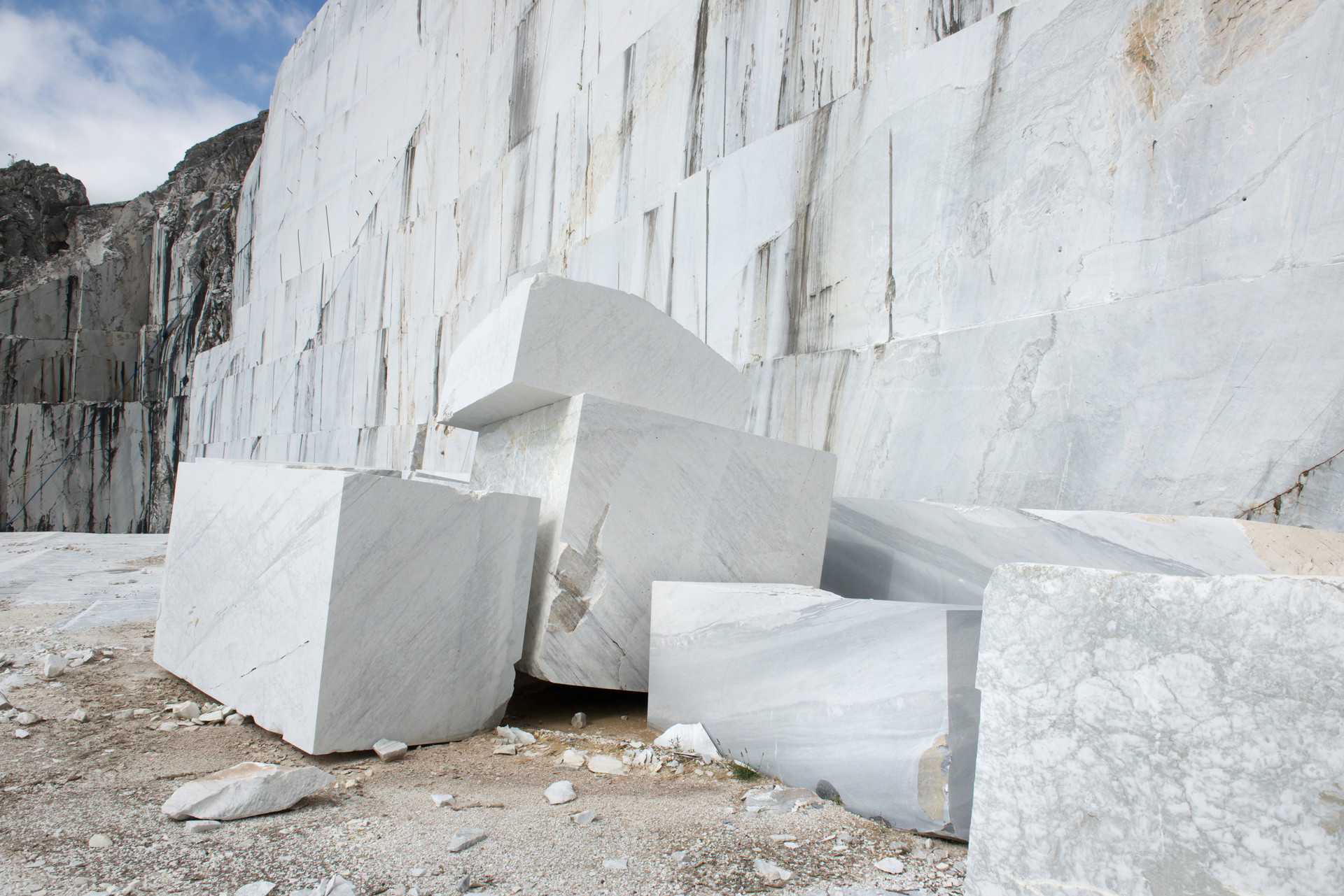 Stein der Weisen: Naturstein wird in großen Blöcken abgebaut und für die Weiterverarbeitung beispielsweise von der Toskana nach Tulln in die Werkhalle von Breitwieser gebracht. breitwieser.design