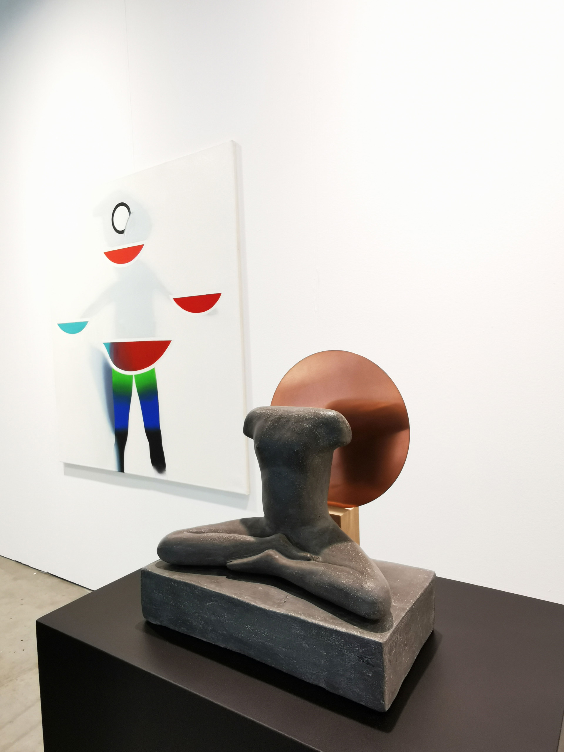 Steinige Figuren, ausgestellt von der Galerie&nbsp;stone projects aus Tschechien.&nbsp;