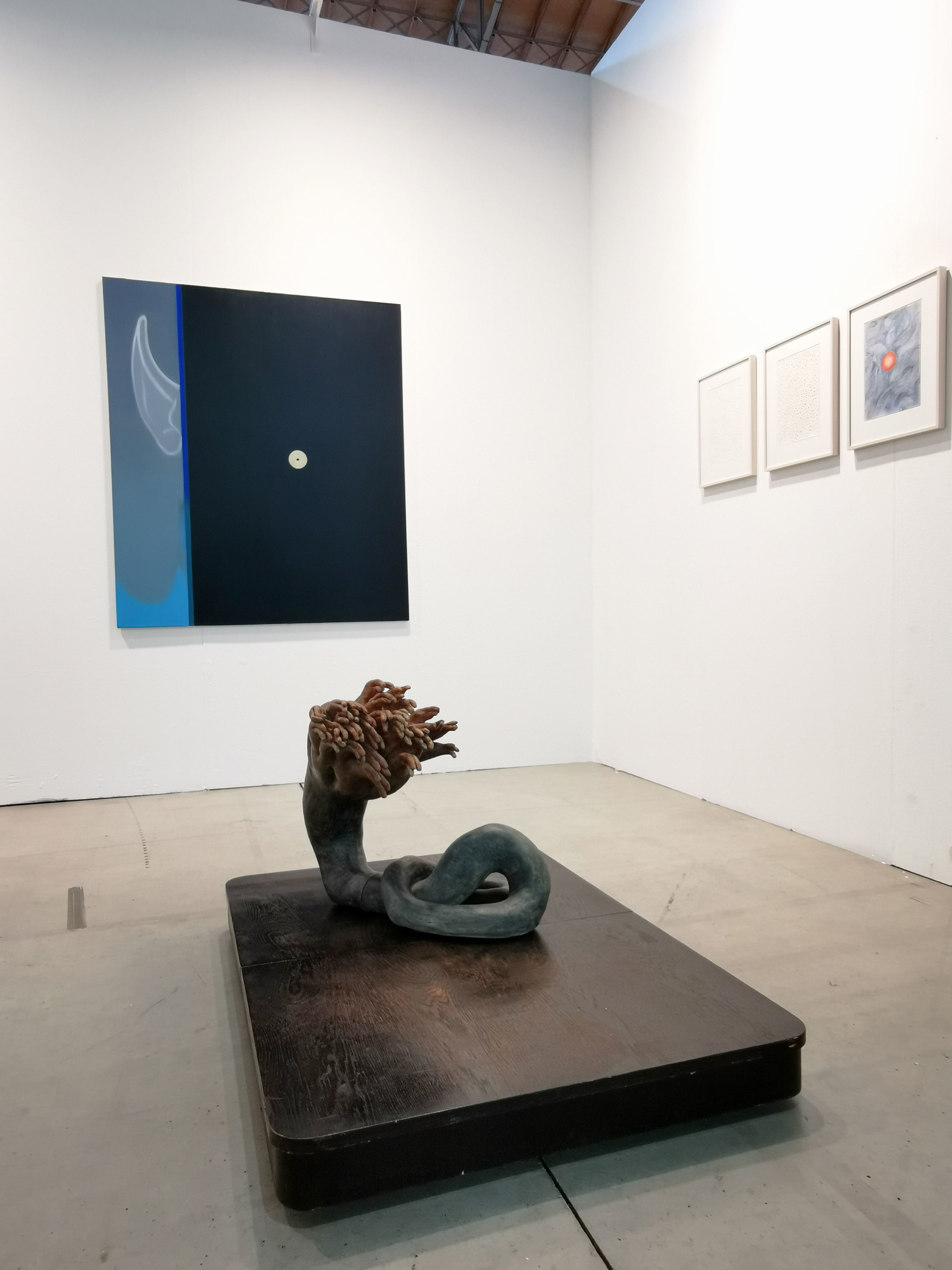Steinige Figuren, ausgestellt von der Galerie&nbsp;stone projects aus Tschechien.&nbsp;