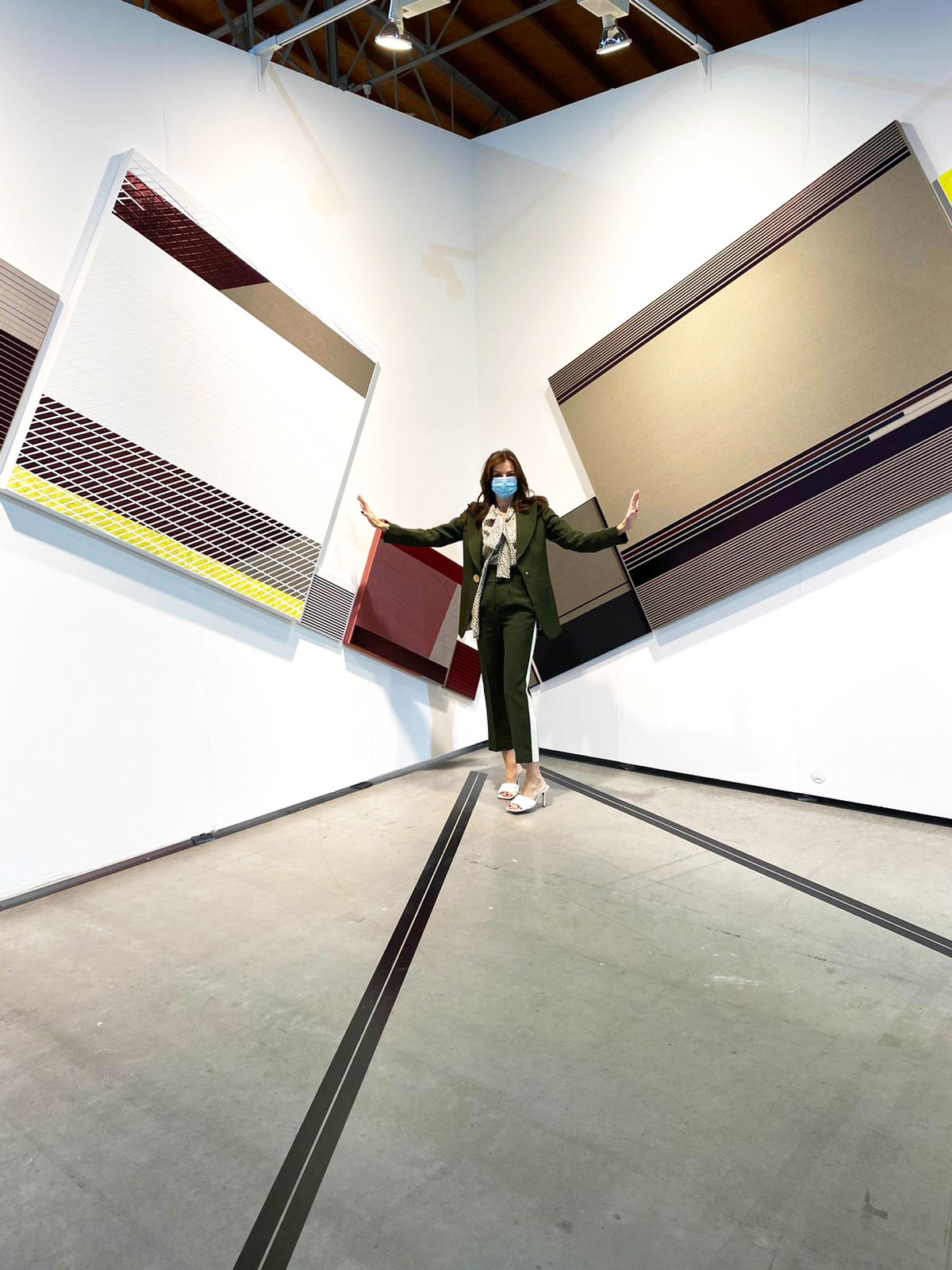 Falstaff-LIVING-Editor-in-Chief Angelika Rosam vor einem Kustwerk von Herbert Hinteregger für die Galerie Georg Kargl Fine Arts.&nbsp;