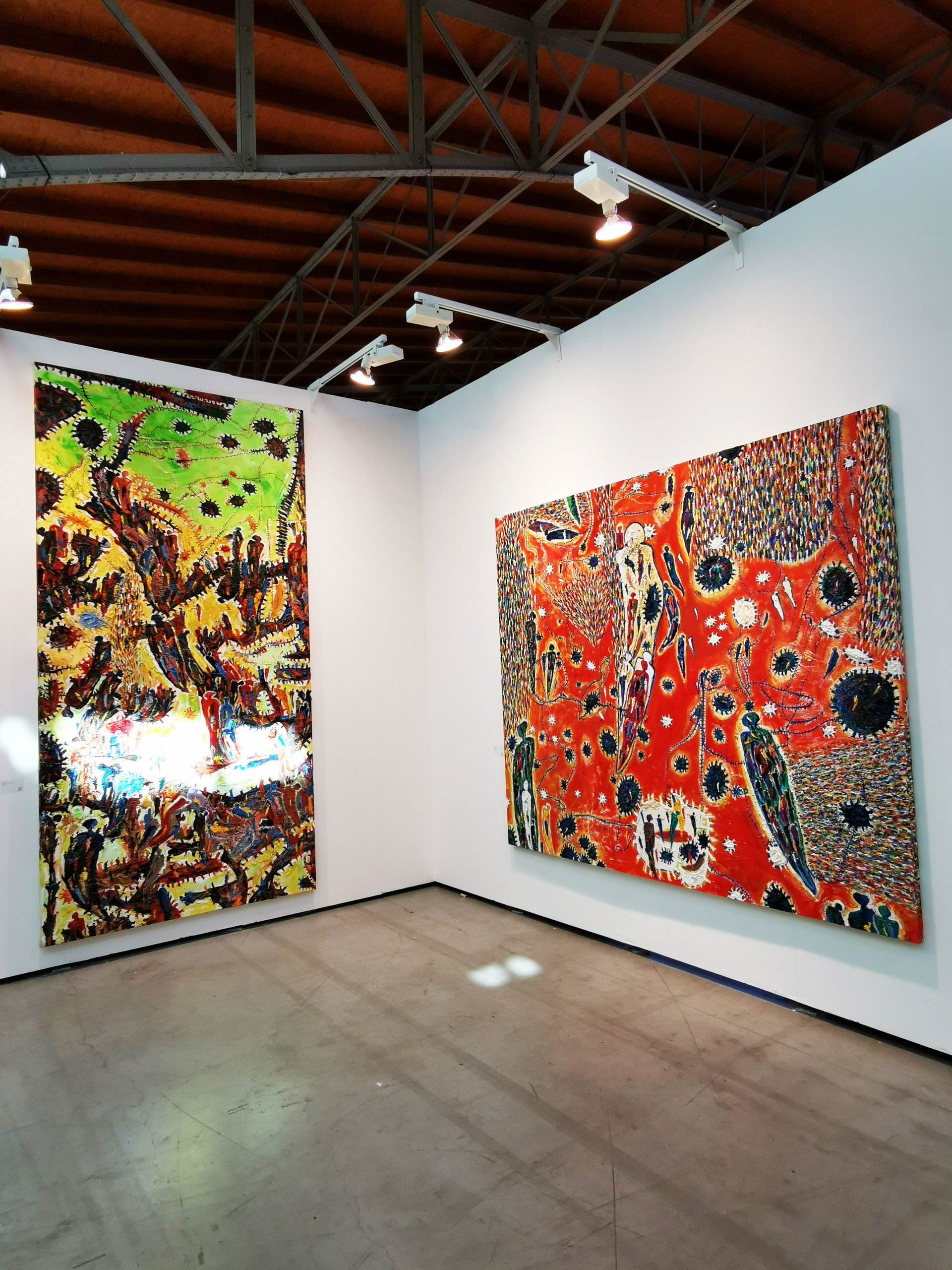 Zwei Kunstwerke von&nbsp;Gunter Damisch, ausgestellt von der Galerie&nbsp;Ernst Hilger.&nbsp;