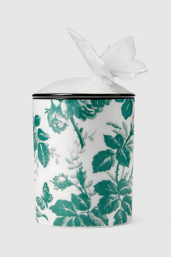 Die Herbosum Candle von Gucci besticht durch ihren Duft, der an »einen Garten erinnert, der in Morgennebel gehüllt ist und den frischen, intensiven Duft von Tomatenblättern und aromatischen Pflanzen mit Basilikum und Zitronengras aufweist.«&nbsp;Die Kerze hat Guccis Herbarium-Motiv in einem weißen Richard Ginori-Porzellan.&nbsp;