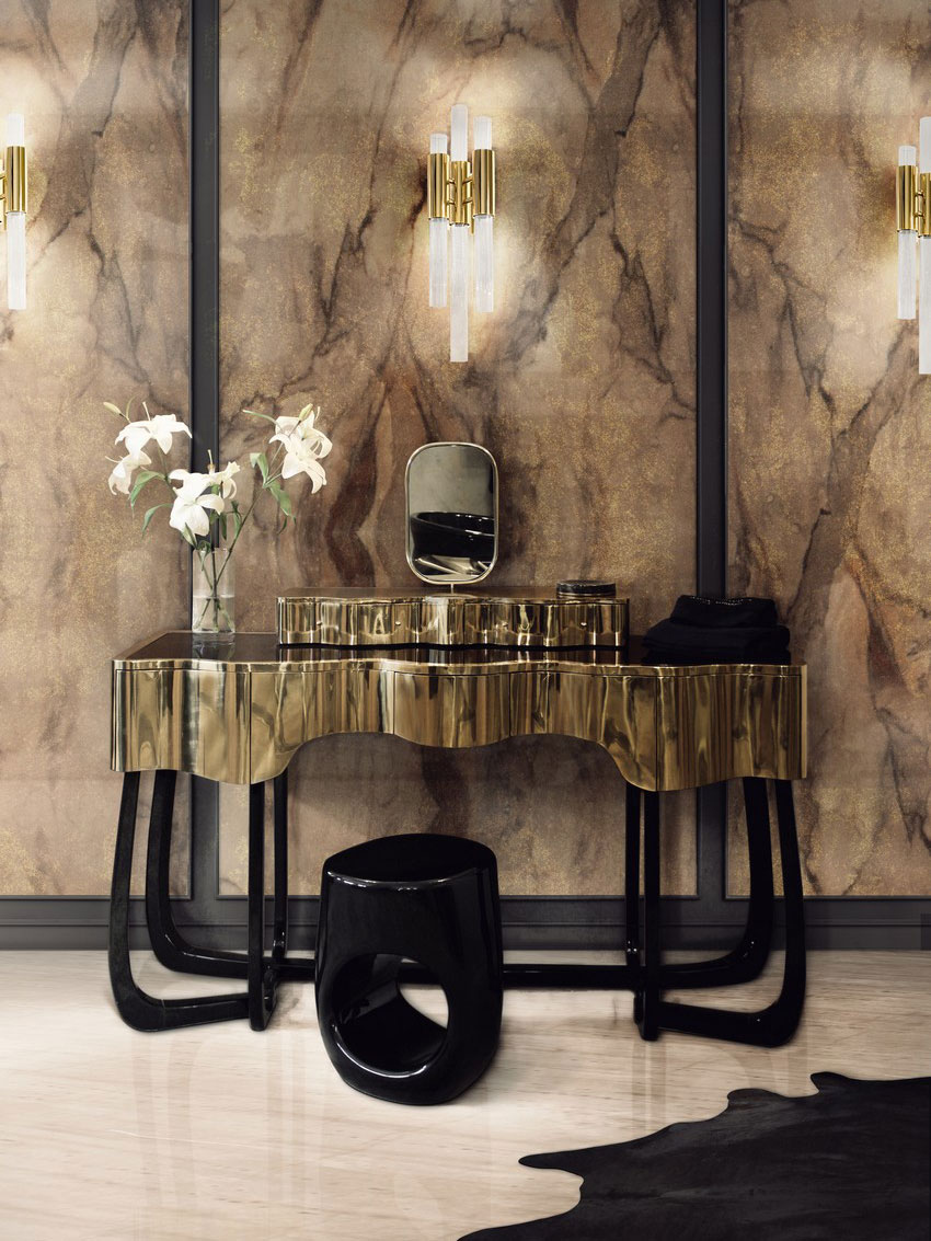 Die Wasserfall-Wandleuchten&nbsp;von Luxxu sind aus vergoldetem Messing und handgefertigten Kristallglasröhren. Der Sinuous Dressing Table ist&nbsp;Maison Valentina.