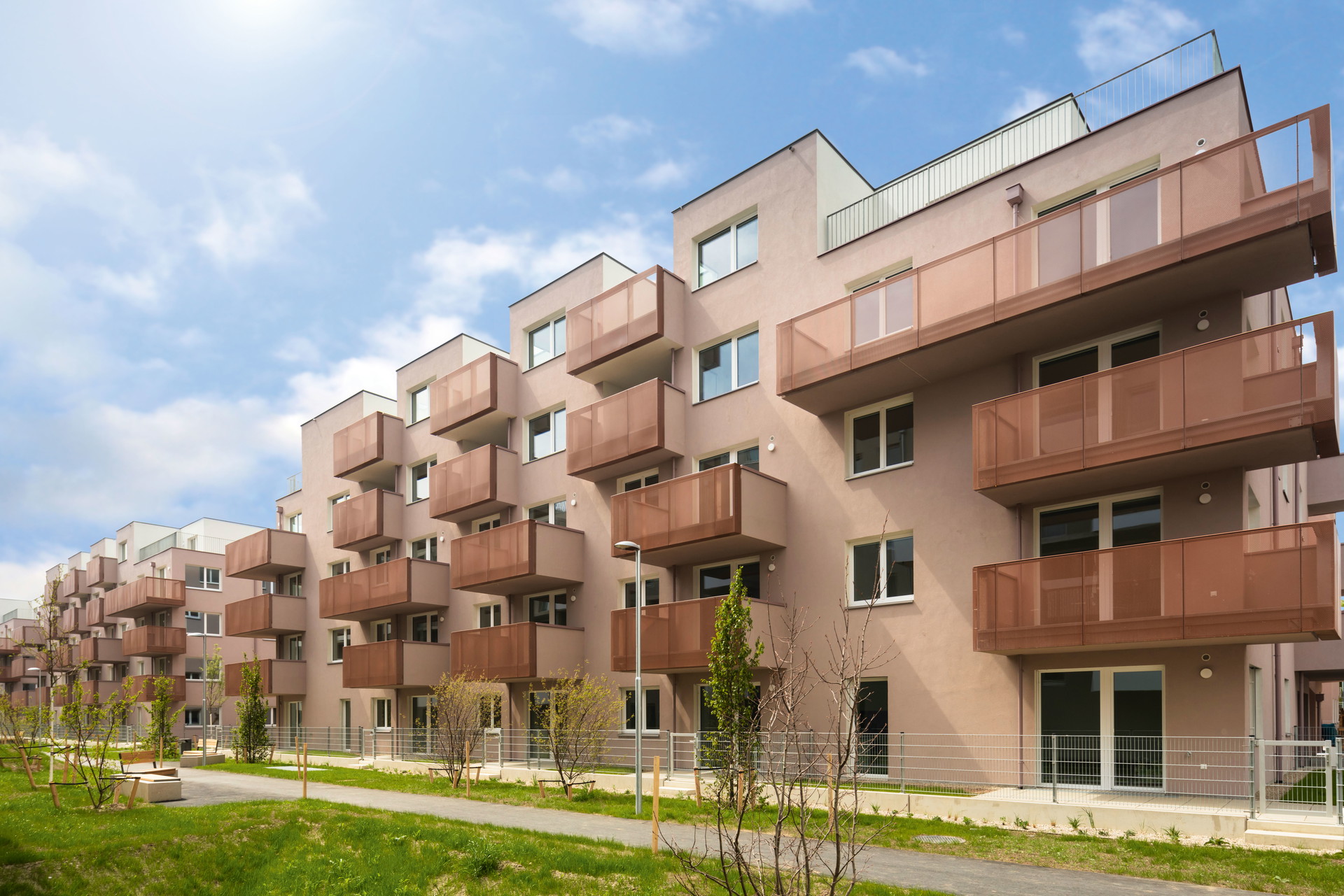Schichtgründe, Wien: Das Erste, was an dieser 130 Meter langen Front auffällt, sind die breiten, rostroten Balkone. Sie geben nicht nur den rhythmischen Takt für die -lange Fassade vor, sondern bieten auch Ausblick auf die gegenüberliegende Grünfläche im 21. Bezirk. Der metallische Look ist eine Referenz an die Industriegeschichte des Areals: Hier stand einst das Chemiewerk der Familie Schicht, das dem Projekt den Namen gab. Der Wohnbau wurde vom Bau-träger ÖVW mit trans_city Architekten entwickelt. trans-city.at