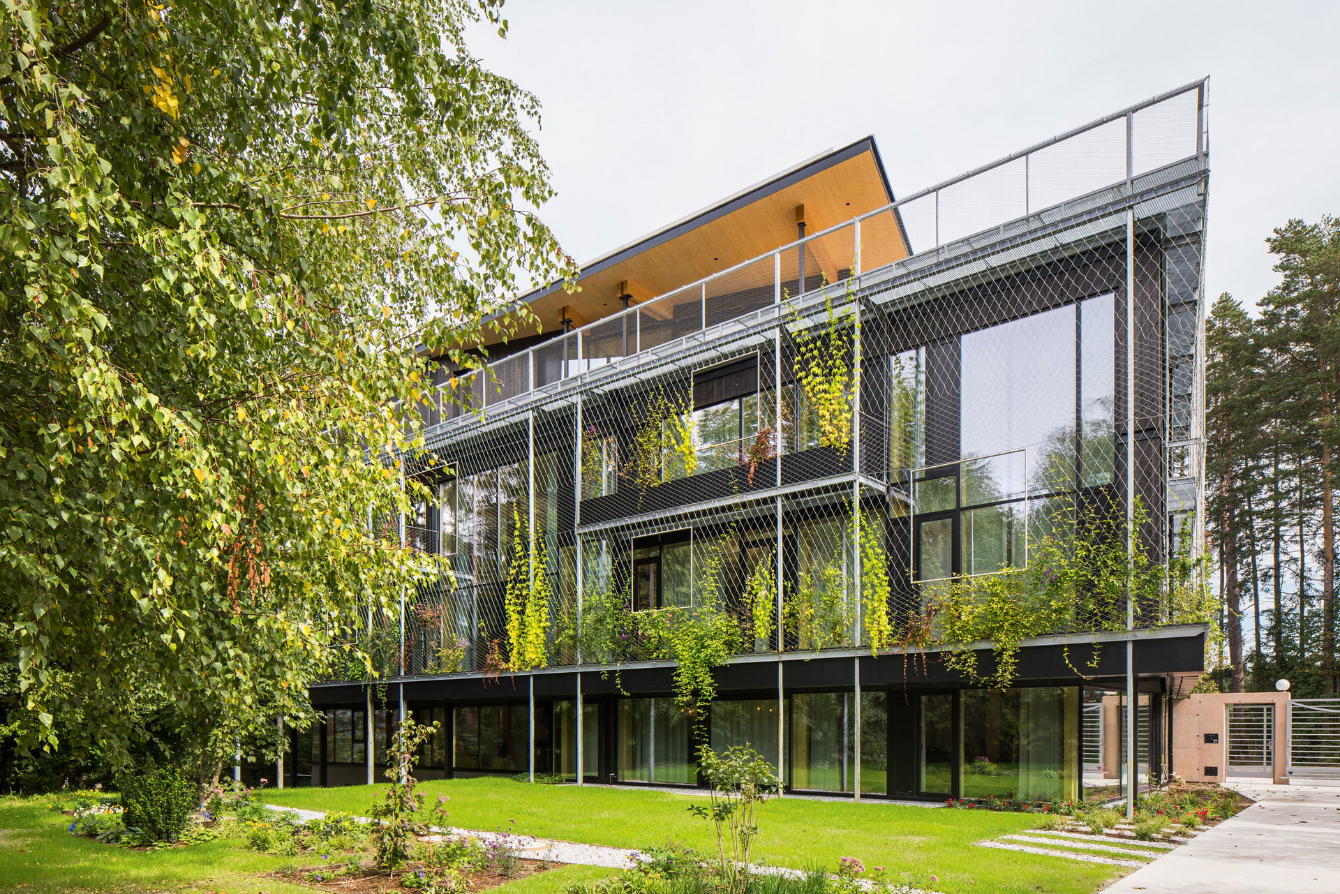 ASI Reisen, Natters:&nbsp;Nicht nur in der Stadt ist der Balkon willkommen: Für die Headquarters des auf Nachhaltigkeit setzenden Reiseanbieters ASI Reisen in Natters (Tirol) entwarfen die Architekten von Snøhetta eine filigrane Fassadenschicht mit einem vorgesetzten Metallgitter, das von 118 Kletterpflanzen berankt wird und ein angenehmes Mikroklima für die verglasten Büros dahinter schafft. Als begehbarer Balkon funktioniert diese grüne Schicht Natur selbstverständlich auch. snohetta.com