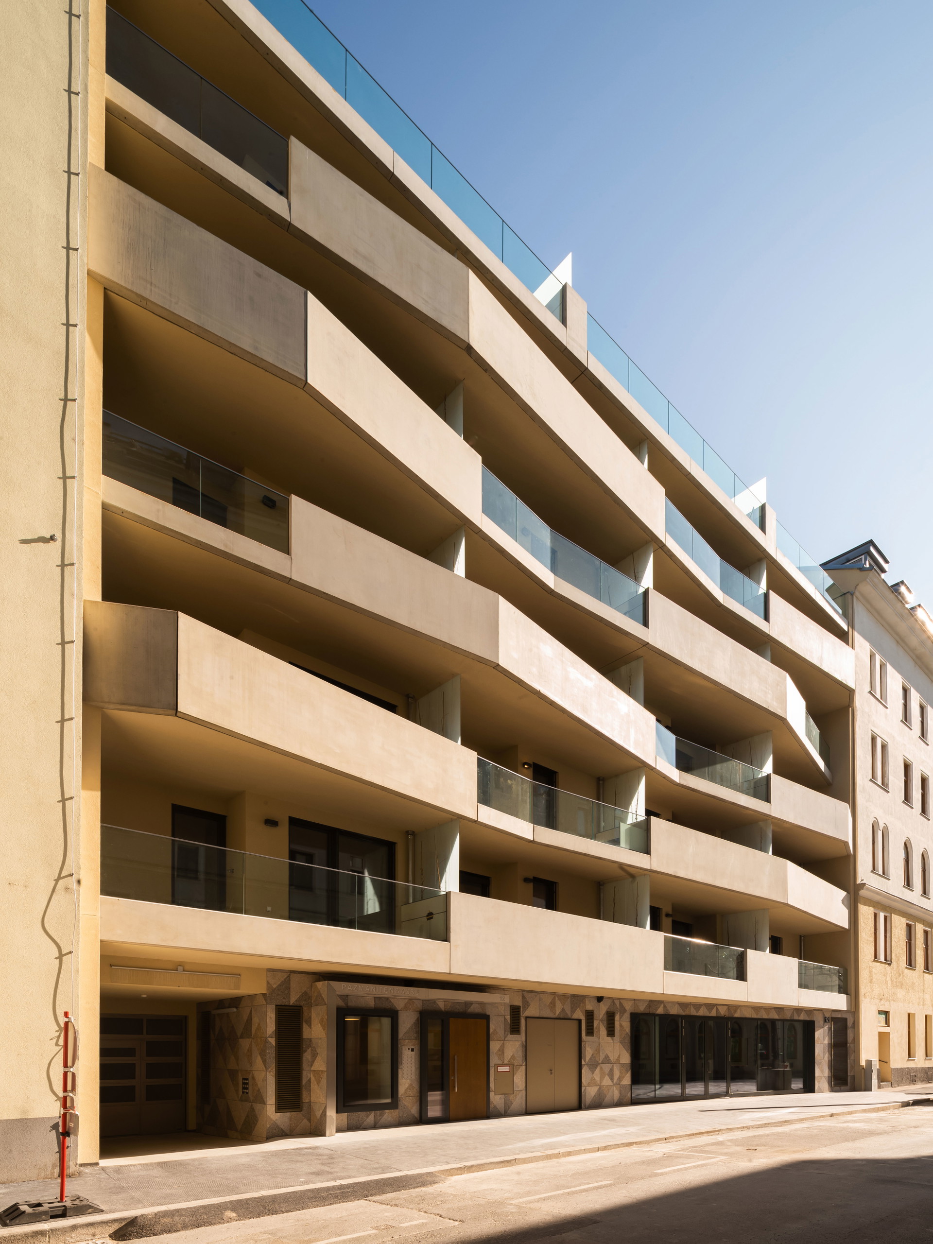 Pazmanitengasse, Wien:&nbsp;Trotz der Bauordnungsnovelle 2014 sind nicht überall in Wien Balkone über der Straße erlaubt – wie in dieser Baulücke zwischen Prater und Augarten, die von Walter Immobilien entwickelt wurde. Pflanztröge waren aber zulässig. Also behalfen sich die -Architekten gerner gerner plus mit einem Trick, rückten das Gebäude nach hinten und ließen die Balkone keck als deklarierte Pflanzentröge heraus-ragen. Die eleganten, geknickten horizontalen Bänder mit ihren gläsernen Durchblicken stehen für einen Sieg der Wohnlichkeit über die Planungs-bürokratie. gernergernerplus.com