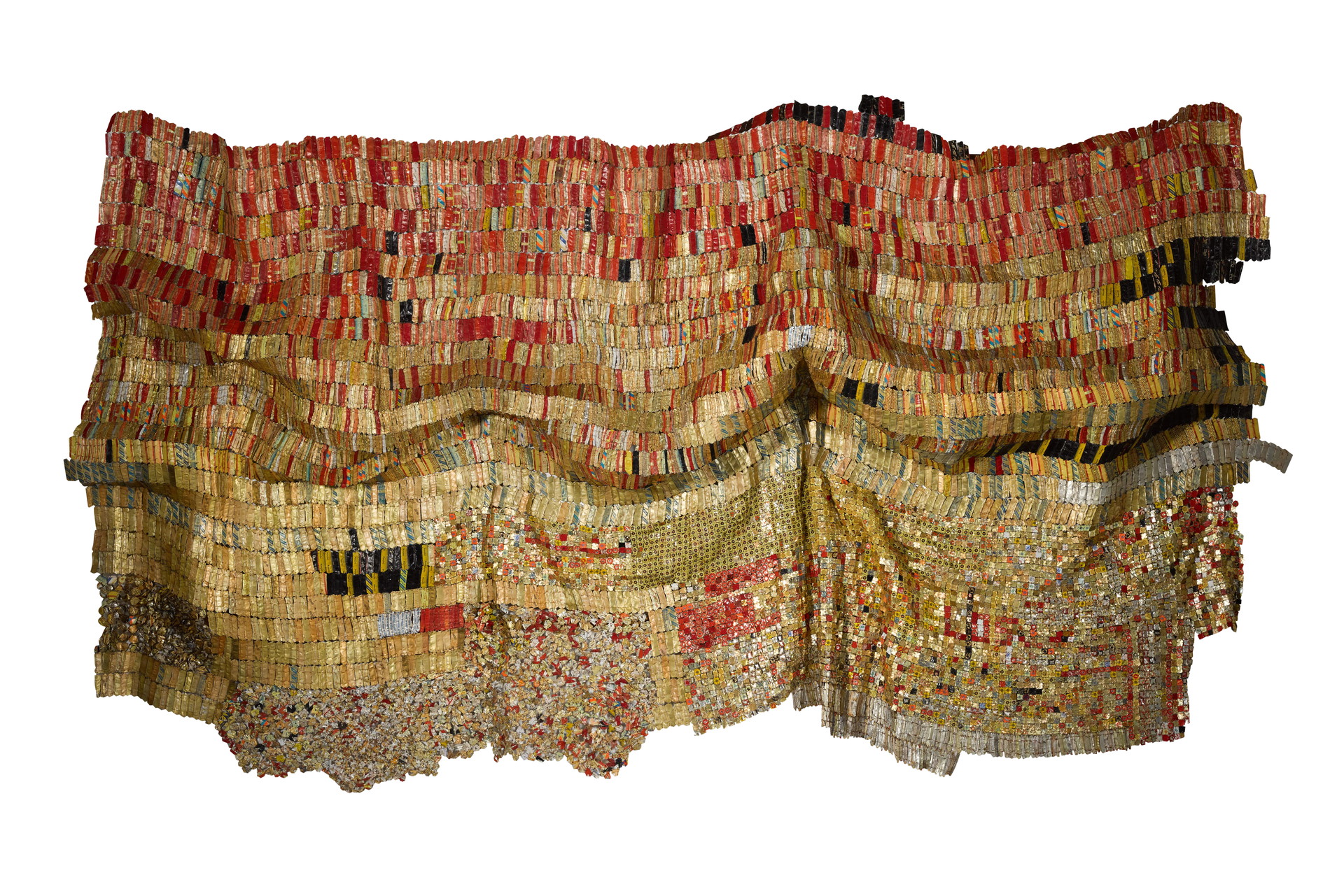 Leuchtendes Metall:&nbsp;Die Wandskulpturen aus Aluminium­flaschen-Kapseln des ghanaischen Künstlers El Anatsui erzielen bei Auktionen Höchstpreise. sothebys.com