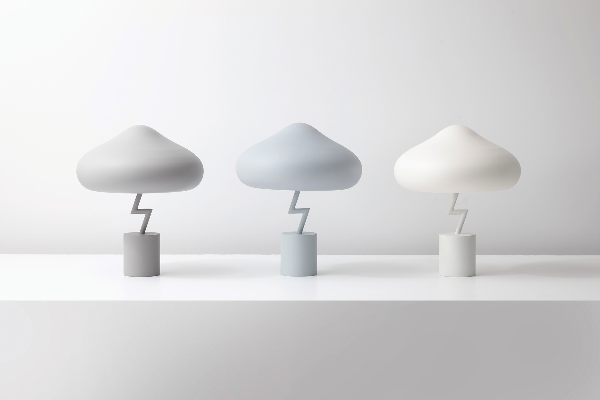 Blitzlicht: Ein altes, koreanisches Sprichwort inspirierte Kim zum Design der »Lightning Lamp«. Der Sockel ist aus Metall gefertigt, der Lampenschirm in Wolkenform besteht aus mattiertem Glas.