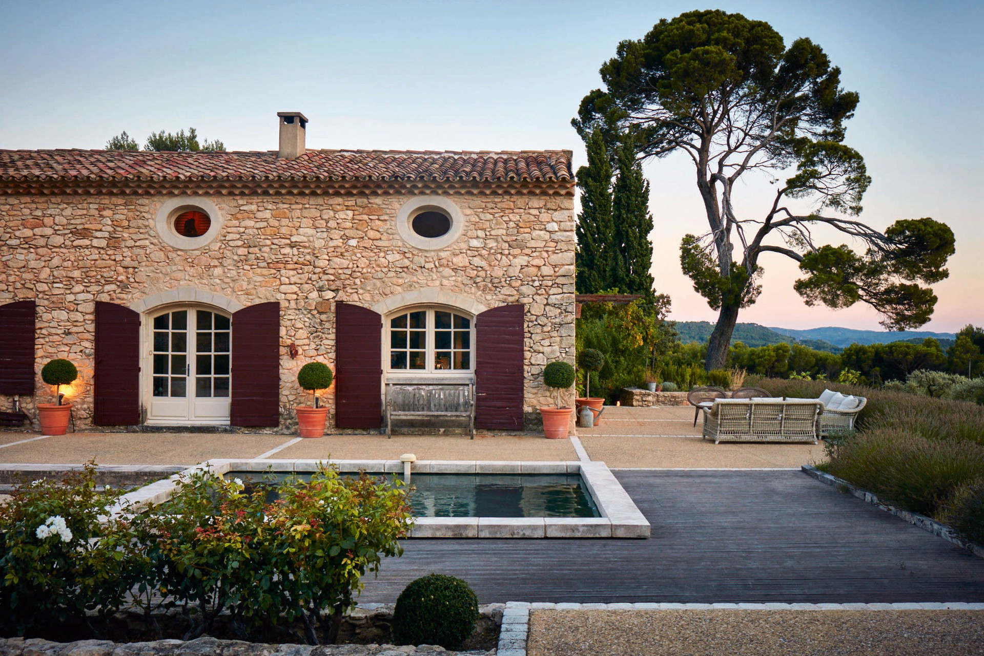 Zeitlos:&nbsp;Die Rückansicht der Domaine zeigt das wunderschöne alte Ziegelwerk, das typisch für die Provence ist.