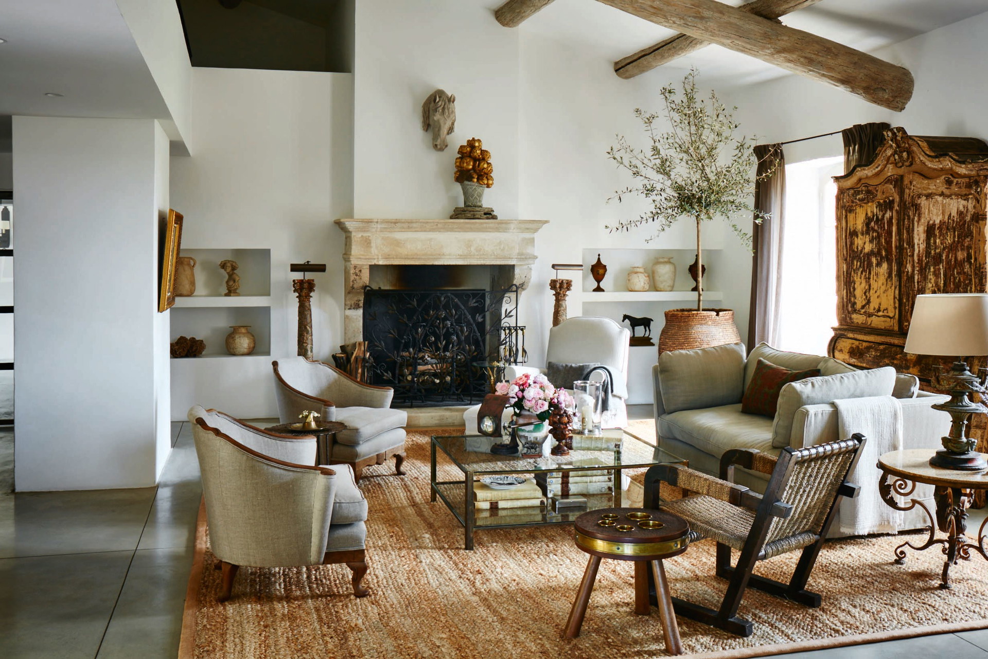 Vintage-Details: Der Familiensalon wird von einem handbemalten fran­- ­­zö­sischen Kasten aus dem 18. Jahrhundert, zwei Vintage-Bergére-Sesseln mit Natur­leinenbezug und einem Mid-Century-Holzstuhl mit Seilbespannung dominiert.