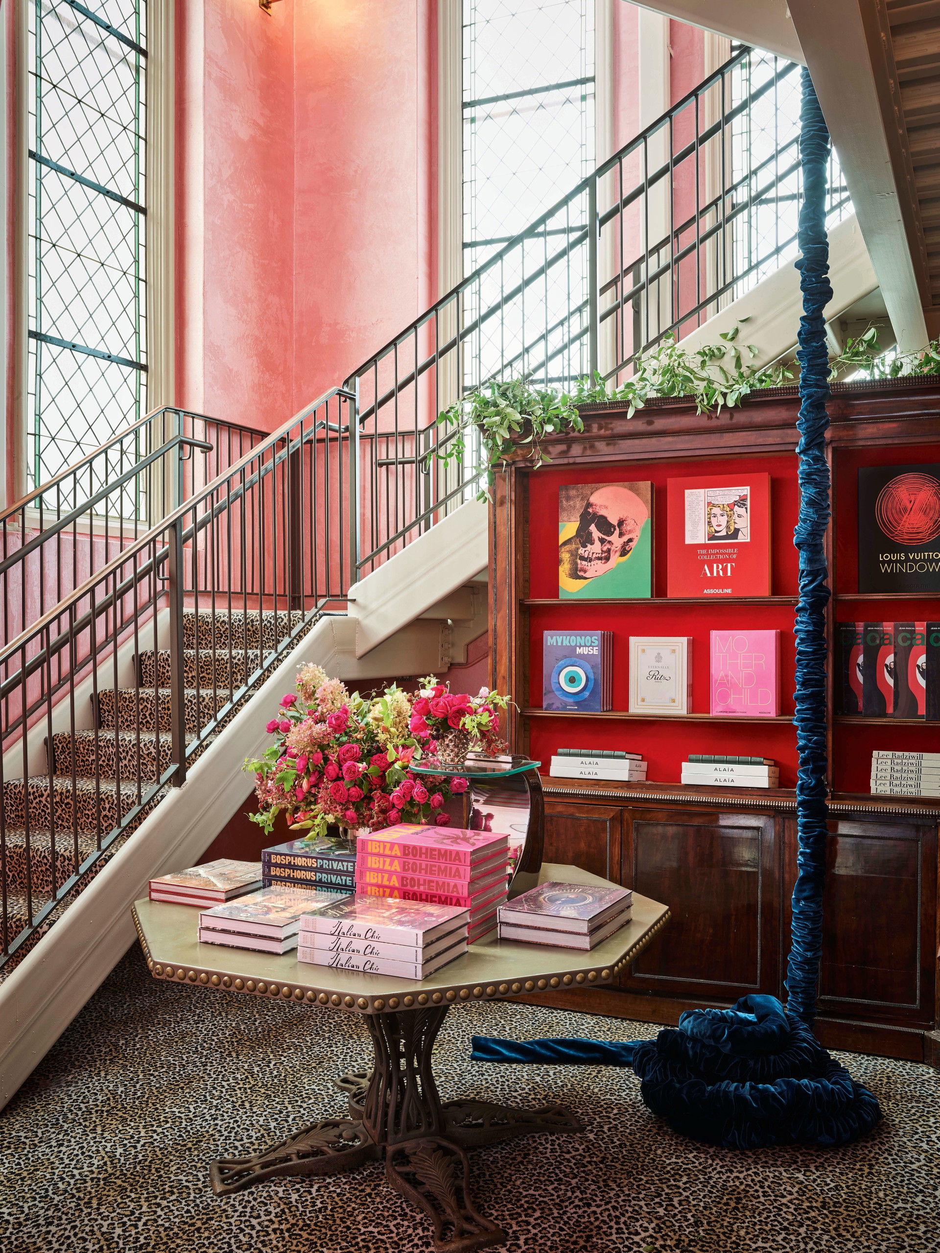 Detailverliebt: Der Assouline-Buchsalon im Glockenturm von St. Joseph’s wird mit originellen Accessoires wie einem blauen Samtseil und einem Teppichboden im Leopardenlook zum Leben erweckt.