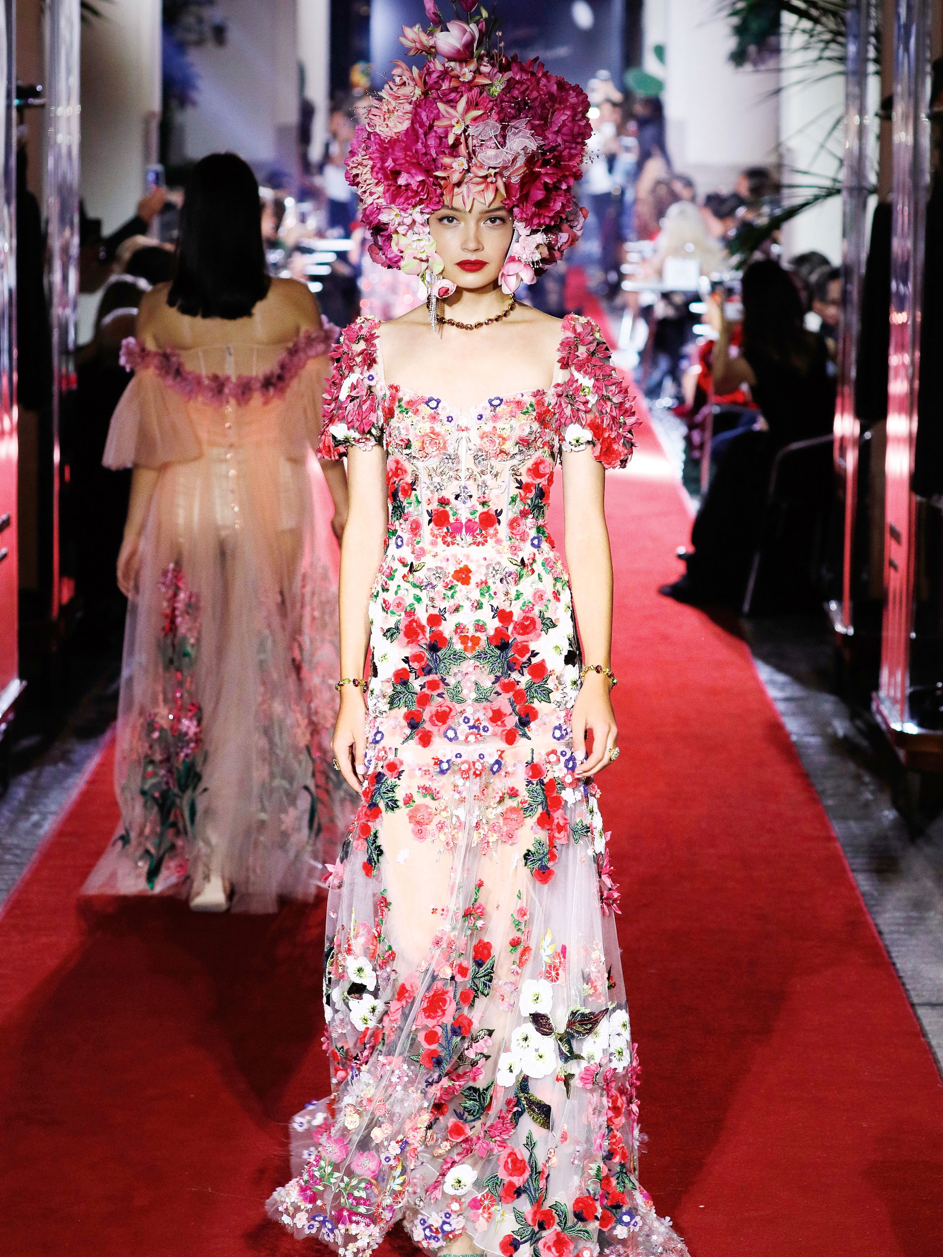 Opulentes Gewächs:&nbsp;Ken Fulks Blumen-Kopfschmuck auf dem legendären Laufsteg von Dolce &amp; Gabbana.