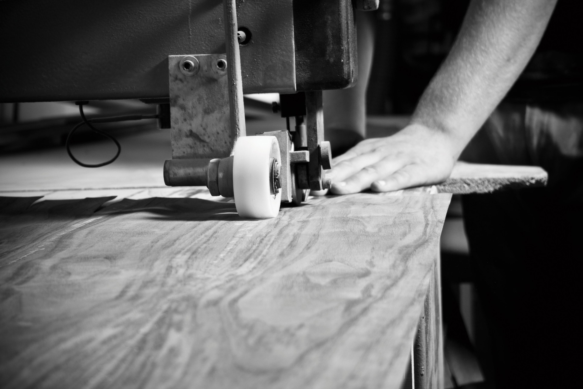 Muskelkraft und Feingefühl: In der Werkstatt von Bernd Gruber werden Möbel und Zimmereinrichtungen zum Großteil von Hand gefertigt. Das Wissen um die Herkunft der Materialien und die Beherrschung des Handwerks sind für ein gutes Produkt unverzichtbar. bernd-gruber.at