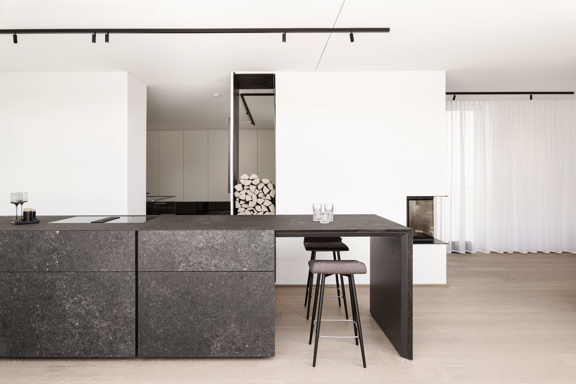 Insel aus Stein: Die Kücheninsel »Rock« aus monolithisch wirkenden Steinkuben ist eine Hommage an Donald Judd, den Meister des Minimalismus. Das Natursteinmöbel ohne Griffe, dafür aber mit versteckten Griffmulden, wurde mit dem German Design Award ausgezeichnet. steiningerdesigners.com