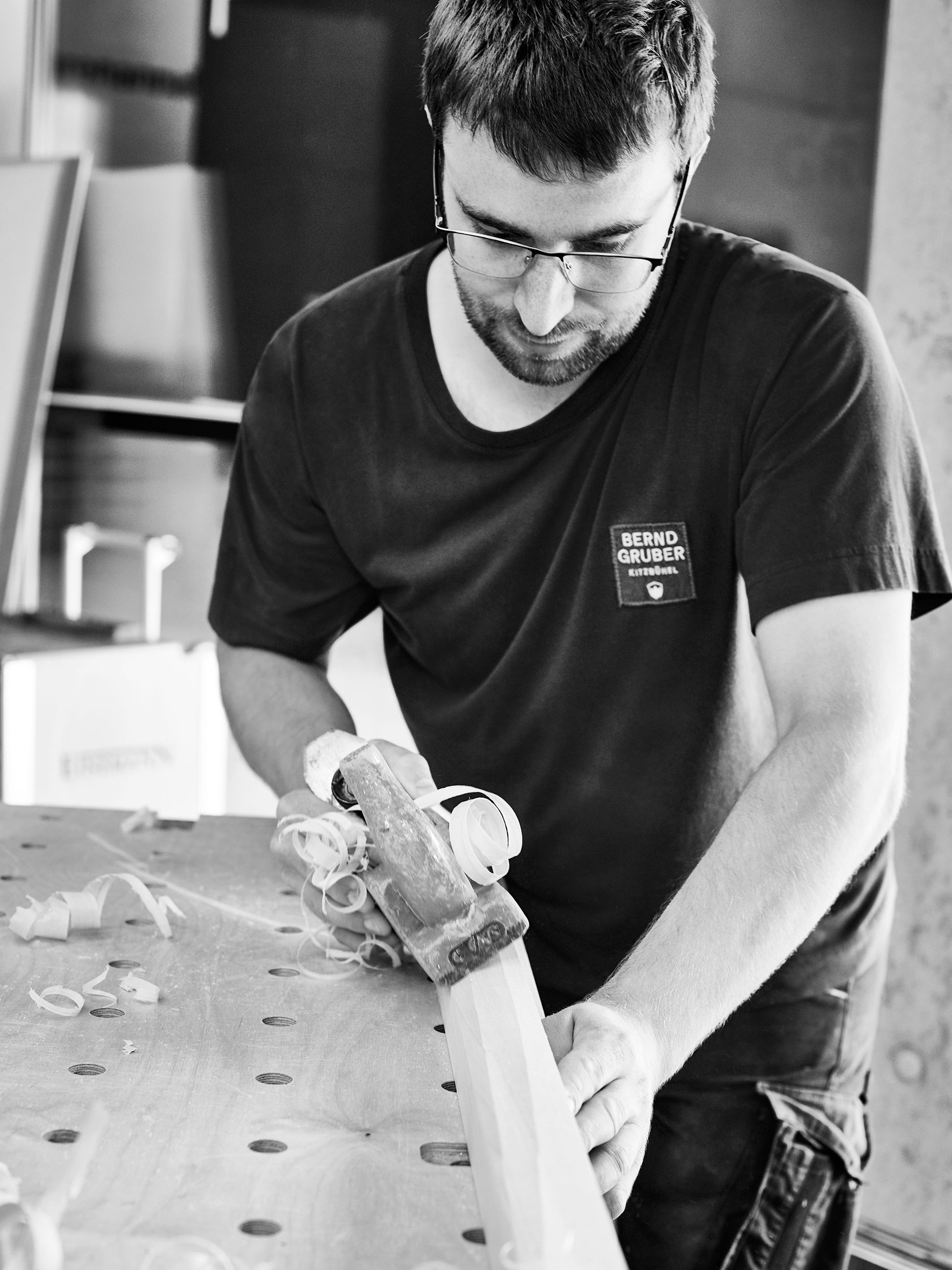 Muskelkraft und Feingefühl: In der Werkstatt von Bernd Gruber werden Möbel und Zimmereinrichtungen zum Großteil von Hand gefertigt. Das Wissen um die Herkunft der Materialien und die Beherrschung des Handwerks sind für ein gutes Produkt unverzichtbar. bernd-gruber.at