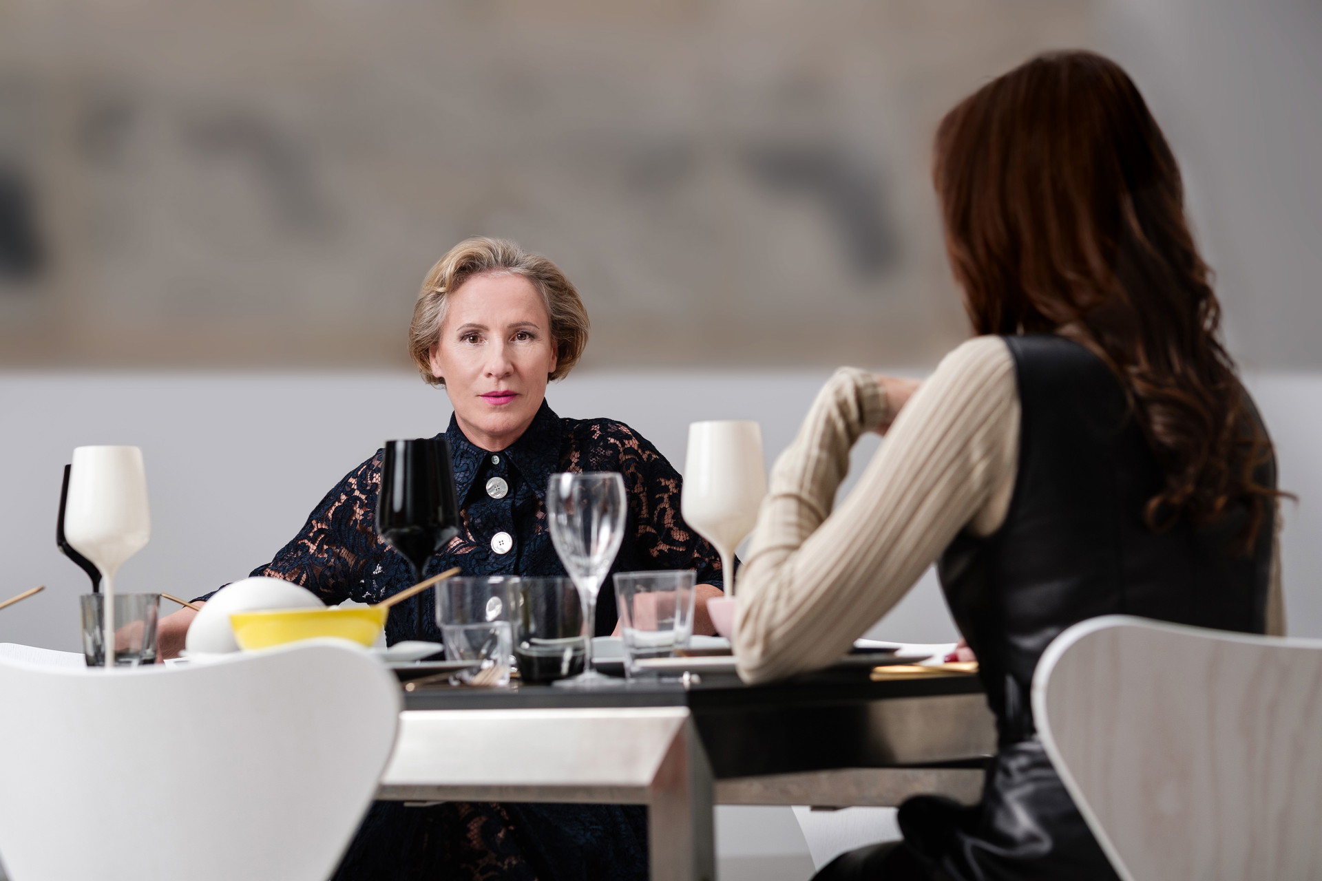 Art-Talk: LIVING-Chefredakteurin Angelika Rosam im Gespräch mit mumok-Direktorin Karola Kraus.