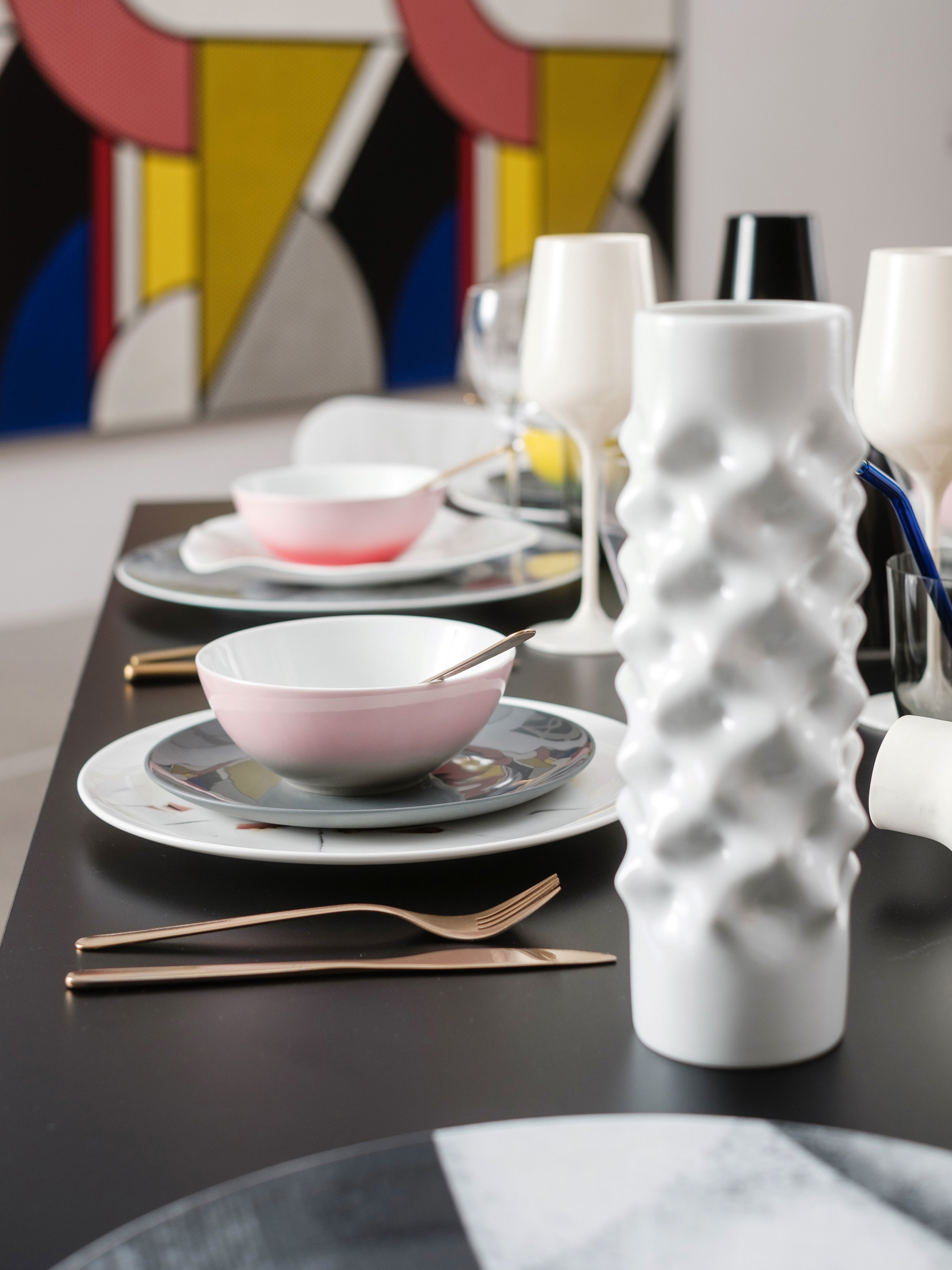 Kunstwerk: © Estate of Roy Lichtentstein/Bildrecht, Wien 2020; mumok – Museum moderner Kunst Stiftung Ludwig Wien, Leihgabe der Österreichischen Ludwig-Stiftung, seit 1981 Tableware: Weiße Vase »Vibrations« von Rosenthal via Cuisinarum. cuisinarum.at; Besteck von Mepra und grauer Teller, beides von Feine Dinge. feinedinge.at; Platzteller mit Dragqueen von Martin Schoeller für Rosenthal via Cuisinarum. cuisinarum.at; Zweifärbige Schüsseln »BeColour« und grauer Platzteller »TAC Gropius«, beides von Rosenthal. rosenthal.de; Weißer tiefer Teller von Serax bei Ma Maison. ma-maison.at; Weiße Weingläser von Zara Home. zarahome.comAndy Warhol »Mick Jagger«, 1975.