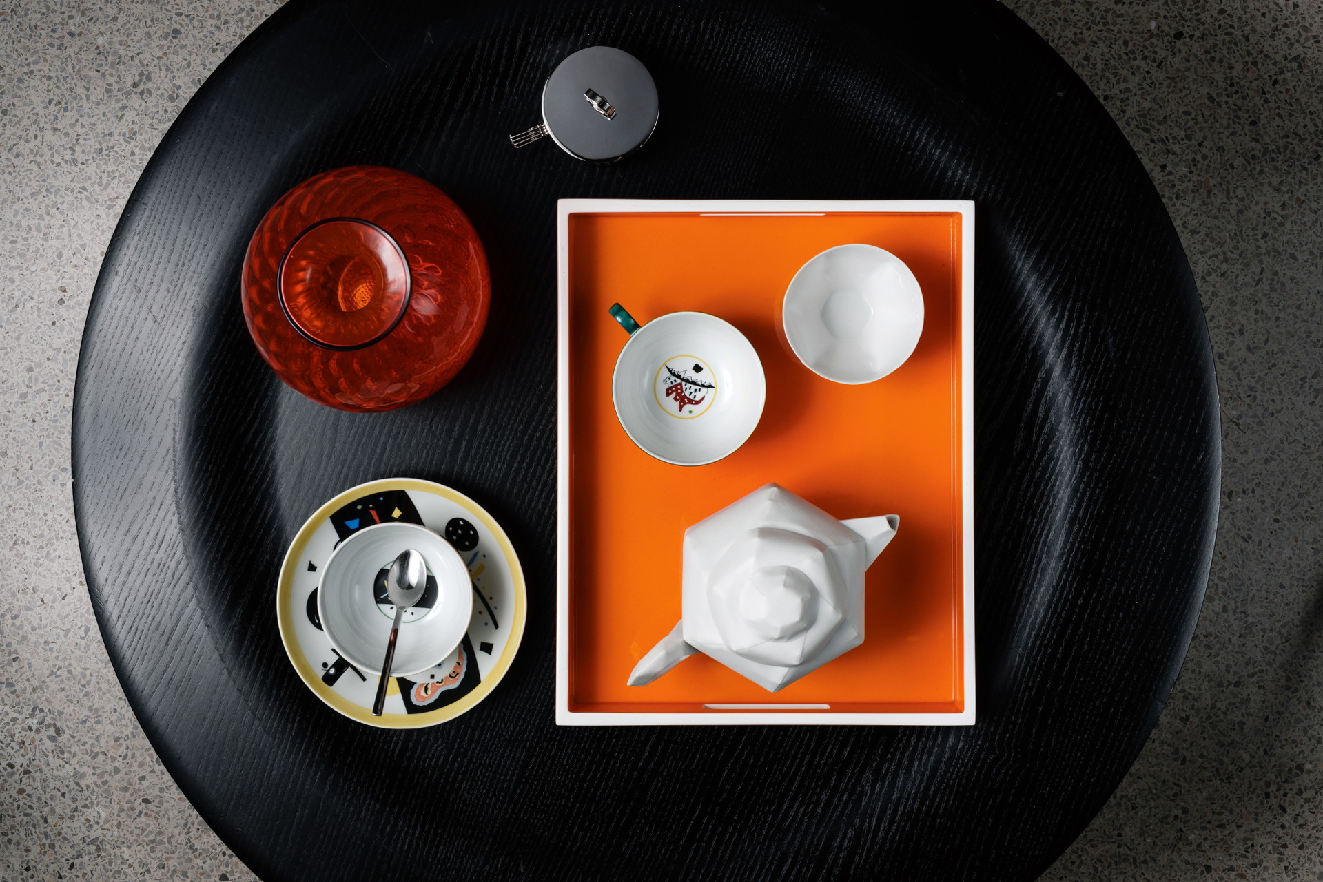 Teekanne und Schale von Nymphenburg,&nbsp;Teetassen und Unterteller mit Bemalung von Meissen x Wassily Kandinsky, Bauchige Vase von Venini,&nbsp;Tablett in Orange mit weißem Rand - Alles bei Lobmeyr. lobmeyr.at; Zuckerdose und Löffel von Georg Jensen via Cuisinarum. cuisinarum.at