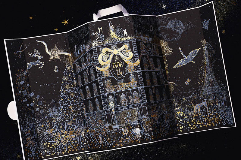 Feiern Sie die Weihnachtszeit im Herzen der Avenue Montaigne Nr. 30, wo das Dior Atelier der Träume seine Türen öffnet und unter einem Sternenhimmel seinen Zauber offenbart. Die Künstlerin und Illustratorin Safia Ouares hat diesen&nbsp;Adventskalender kreiert, auf dem wie in einer magischen Nacht Sterne und Goldstaub zum Leben erwachen. Hinter jedem der 24 Kalendertürchen verbirgt sich eine Dior-Überraschung.&nbsp;Kostenpunkt: 341 Euro. Erhältlich bei:&nbsp;dior.com