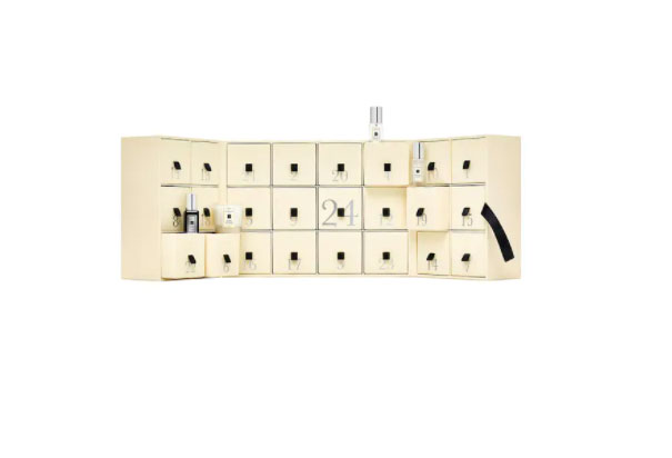 Der Adventskalender für einen großartigen Countdown bis Weihnachten von Jo Malone. Gefüllt mit 24 duftenden Überraschungen von Signaturdüften über Bad- und Bodyprodukte in praktischen Reisegrößen bis zu Mini-Duftkerzen.&nbsp;Kostenpunkt: 413 Euro. Erhältlich bei:&nbsp;douglas.at