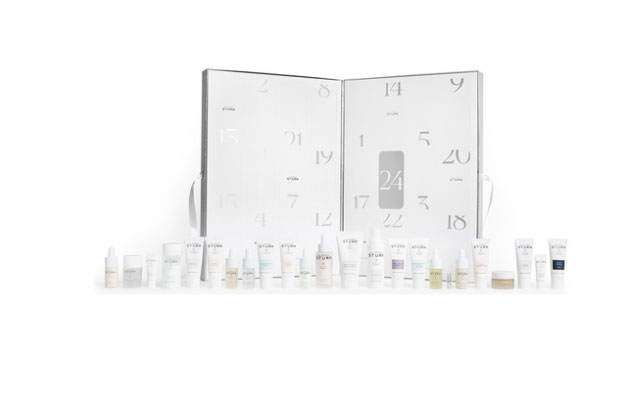 Der Dr. Barbara Sturm Adventskalender ist das perfekte Vorweihnachtsgeschenk. Der Kalender enthält tägliche Dosis an luxuriöser Schönheitspflege und lässt den Dezember zu einem echten Beauty-Countdown werden.&nbsp;Kostenpunkt: 450&nbsp;Euro. Erhältlich bei:&nbsp;niche-beauty.com