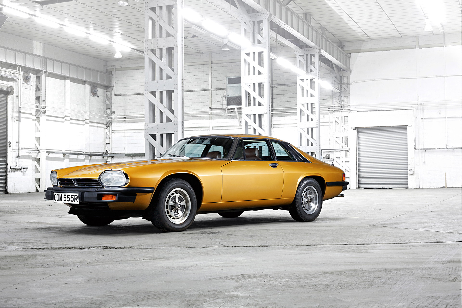 1. Jaguar XJS: »Ich mag Autos, vor allem Youngtimer. Momentan bemale ich diesen in meinem Atelier in Maria Saal. Das Artcar wird in meinem neuen Buch zu sehen sein.«