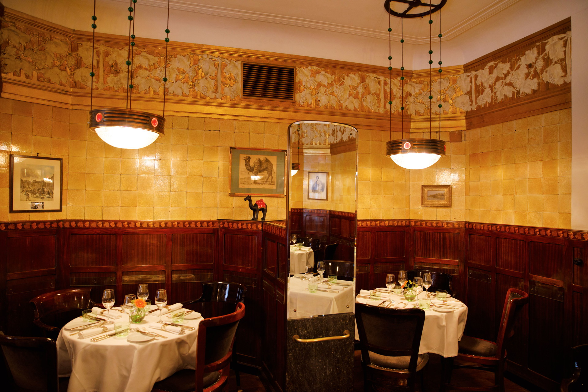 Schwarzes Kameel, Wien: »Gehe ich elegant essen, bleibt für mich der Klassiker das ›Schwarze Kameel‹. Eine hervorragende Küche, köstliche Weine, ein außerordentlicher Service verbunden mit sehr schöner Architektur machen den Besuch jedes Mal zum Erlebnis –&nbsp;besonders mit internationalen Gästen. Es ist und bleibt durch das Gesamtkonzept die gastronomische Visitenkarte Wiens.« kameel.at