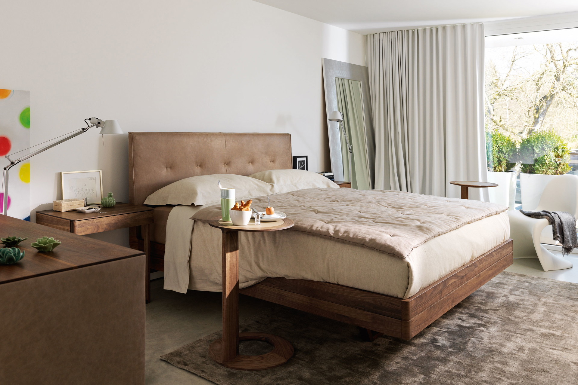 Schwebegefühl: Der heimische Anbieter Team 7 ist bekannt für hochwertiges Naturholz. Das neue Bett »float« wirkt, als ob es schweben würde. Der flexible Beistelltisch ermöglicht ein Frühstück wie im Hotel.&nbsp;team7.at