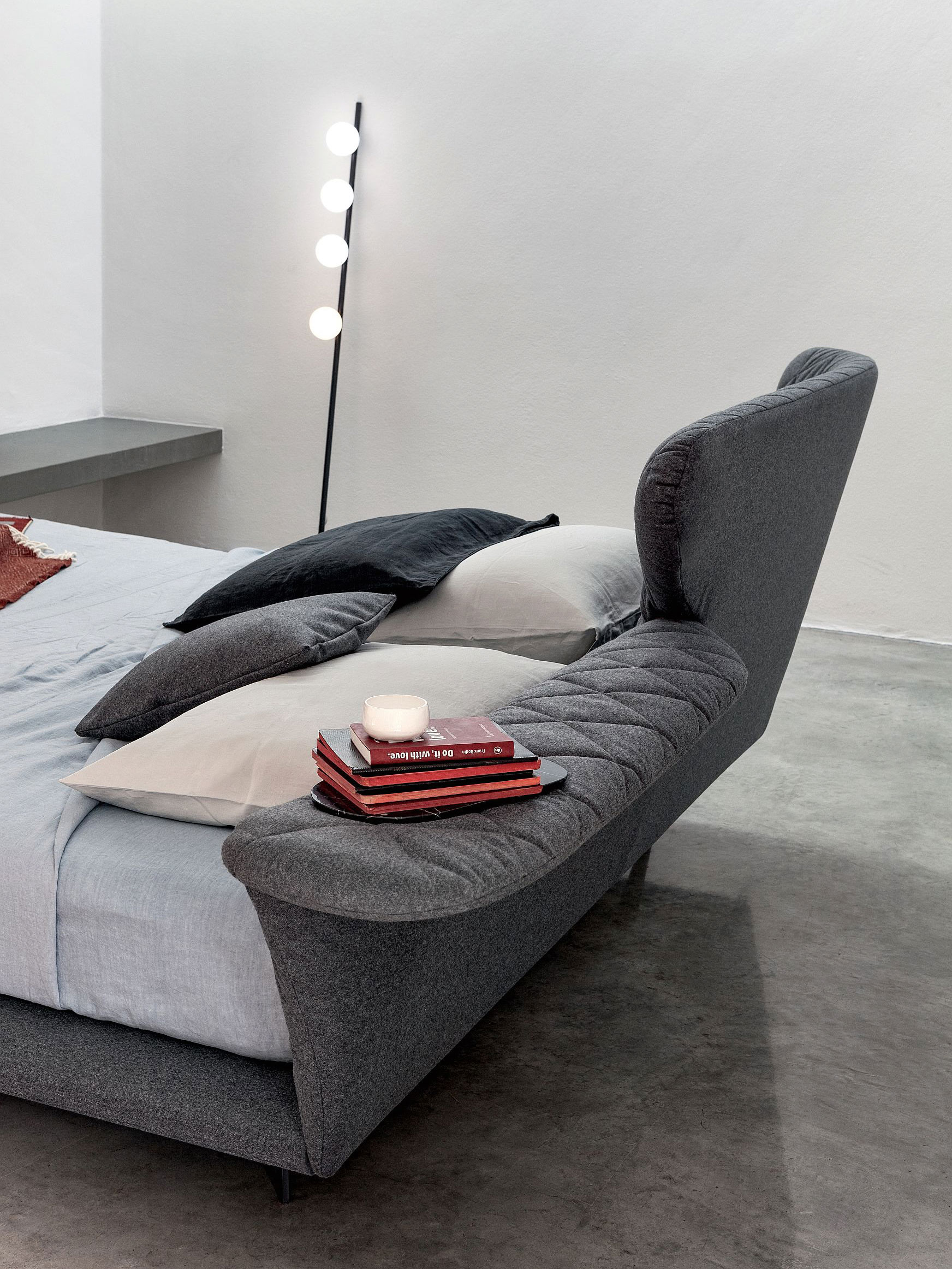 Sofa-Träume:&nbsp;Es muss nicht immer klassisch sein. Ein Bett kann auch mal wie ein Sofa aussehen. Mit geformter Lehne, Bezug aus Stoff oder Leder und praktischer Ablagefläche. bonaldo.com