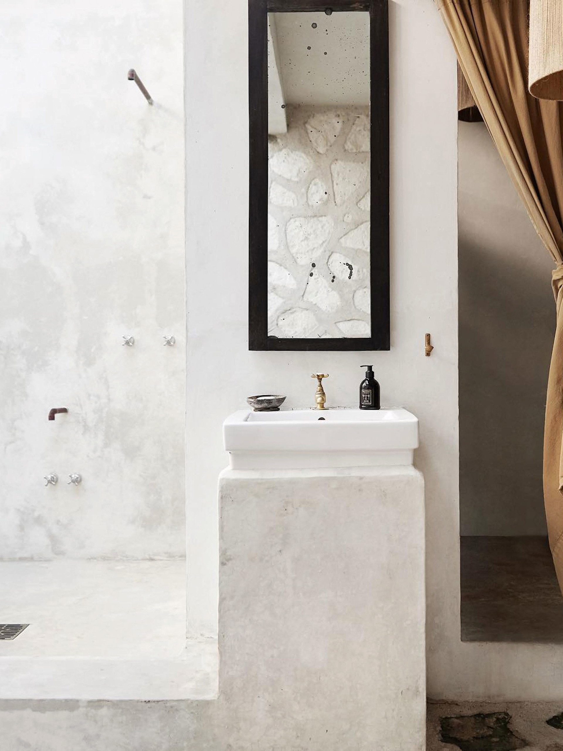 Clean Business:&nbsp;Nicht verflieste Badezimmer werden mit Messing-elementen oder schwarzen Accessoires zum Leben erweckt – wie hier im traumhaften, fast zur Gänze in Stein gekleideten Boutiquehotel »Coqui Coqui«. coquicoqui.com/coba