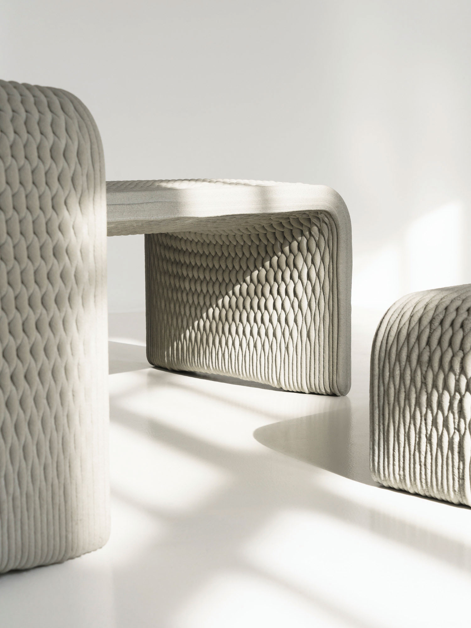 Hightech-Raffinesse:&nbsp;Diese Betonbank kommt aus dem 3D-Drucker von XtreeE – die Betonfäden simulieren die textile Struktur nicht nur, sondern sind auch miteinander verwebt. seven5make.com