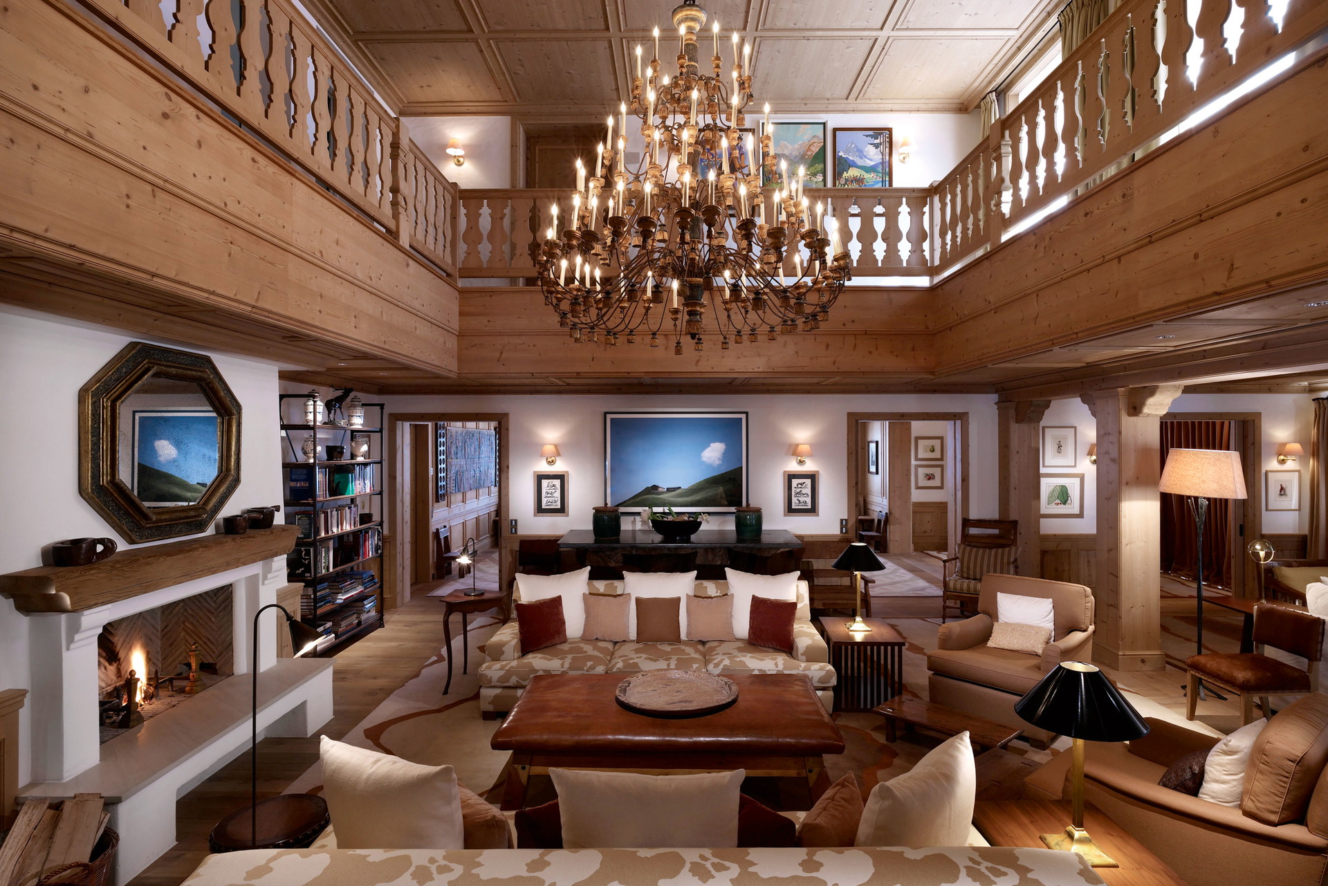 Aurelio Lech: Das perfekte Mountain Hideaway findet man in Lech. Das Aurelio ist nicht nur ein 5-Sterne-Hotel mit allen Annehmlichkeiten, die man sich nur wünschen kann, das angeschlossene Clubhaus-Chalet bietet Privatsphäre und stilvolles Design. Es verfügt über einen eigenen Wellnessbereich, zwei Sonnenterrassen, zwei Suiten, sechs Doppelzimmer sowie ein großes Wohnzimmer mit offenem Kamin. Vor dem lodernden Feuer genießt man dann am besten literatische Freuden aus der angeschlossenen Bibliothek.&nbsp;aureliolech.com