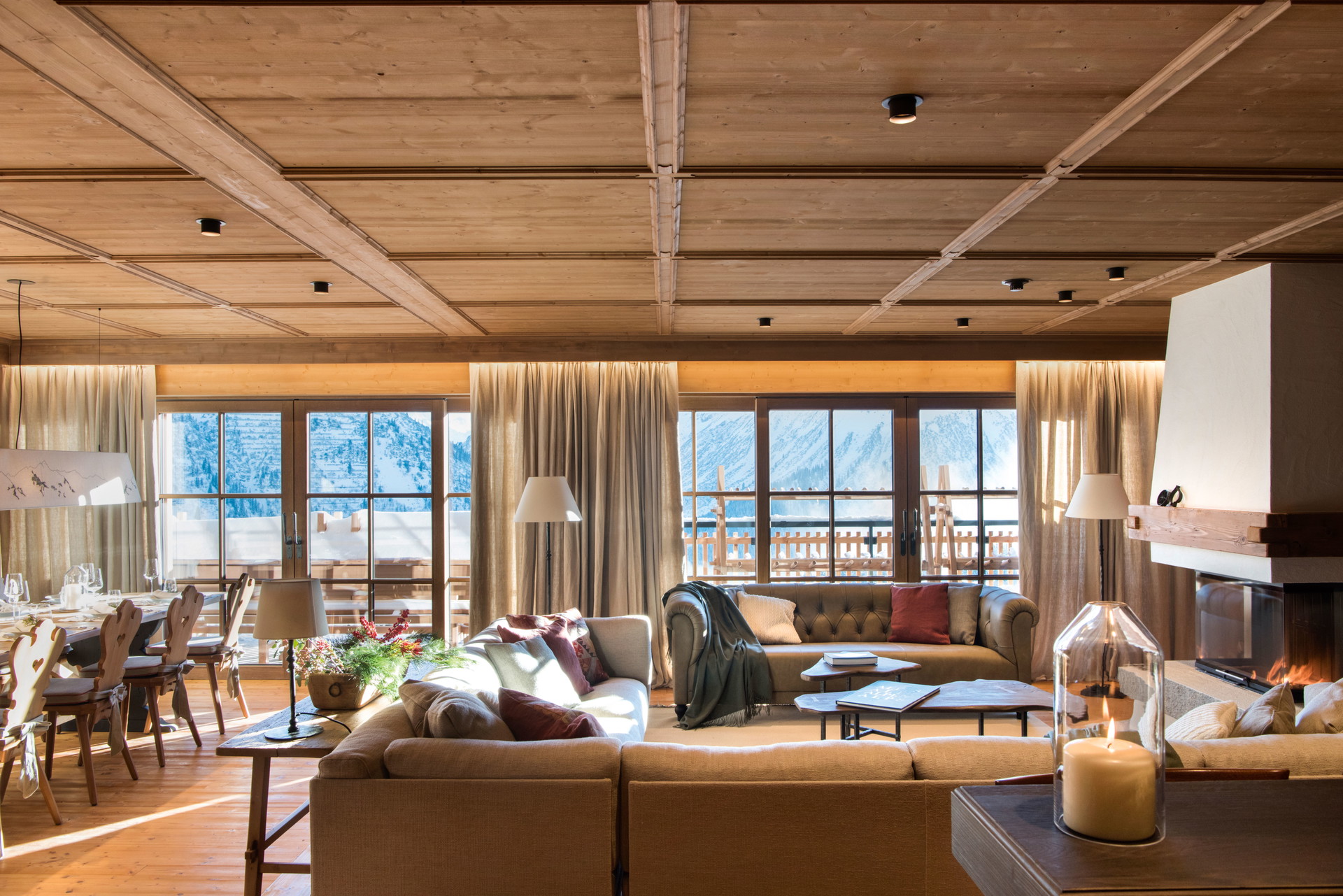 Chalet Mimi Lech: Ein Streich aus der Pepper-Collection von Axel Pfefferkorn. Auch dieses Chalet fällt positiv aus der Reihe der alpinen Copy-Paste-Designs. Von der hysterischen Folklore-Schnörkelei hat man sich verabschiedet – aufgeräumte, klare Linien dominieren das Innere. Inspiration für solcherart Schönes kann man in der hauseigenen Bibliothek finden, Bewegtbild hingegen gibt es – nicht nur, aber auch – im Spa-Cinema. Der wenige Schritte entfernte Weinkeller hält eine exquisite Auswahl an feinen Tropfen bereit. Was will man mehr? chaletmimi.com