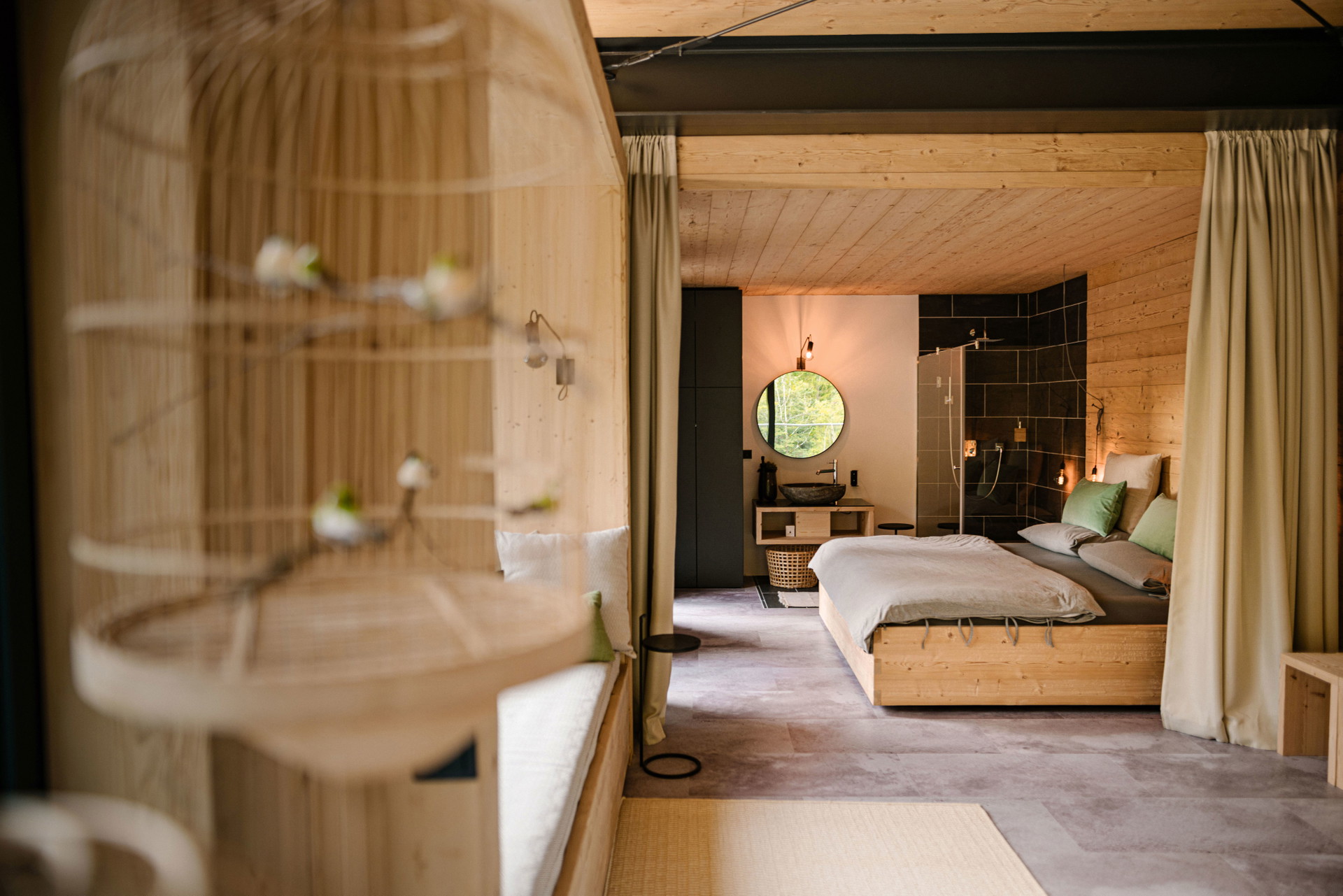 Chalet Luft Palfau: Ein echtes Hideaway findet sich weit weg von den großen Skigebieten im obersteirischen Gesäuse. Hier lässt es sich so richtig abschalten. Hoch über der smaragdgrünen Salza schwebt das Chalet, ein verglaster Kubus. Auf zwei Etagen lässt es sich wohnen, schlafen, wellnessen – selbst hier muss man auf die eigene Sauna nicht verzichten. Ganz ohne Alpenkitsch kommt das moderne Ferienhaus aus, es punktet vielmehr mit geschmackvollen Naturmaterialien und dezenten Farben. Das Frühstück mit regionalen Zutaten wird in einer Holzbox geliefert, abends kann ein Koch gemietet werden. fourelements.world