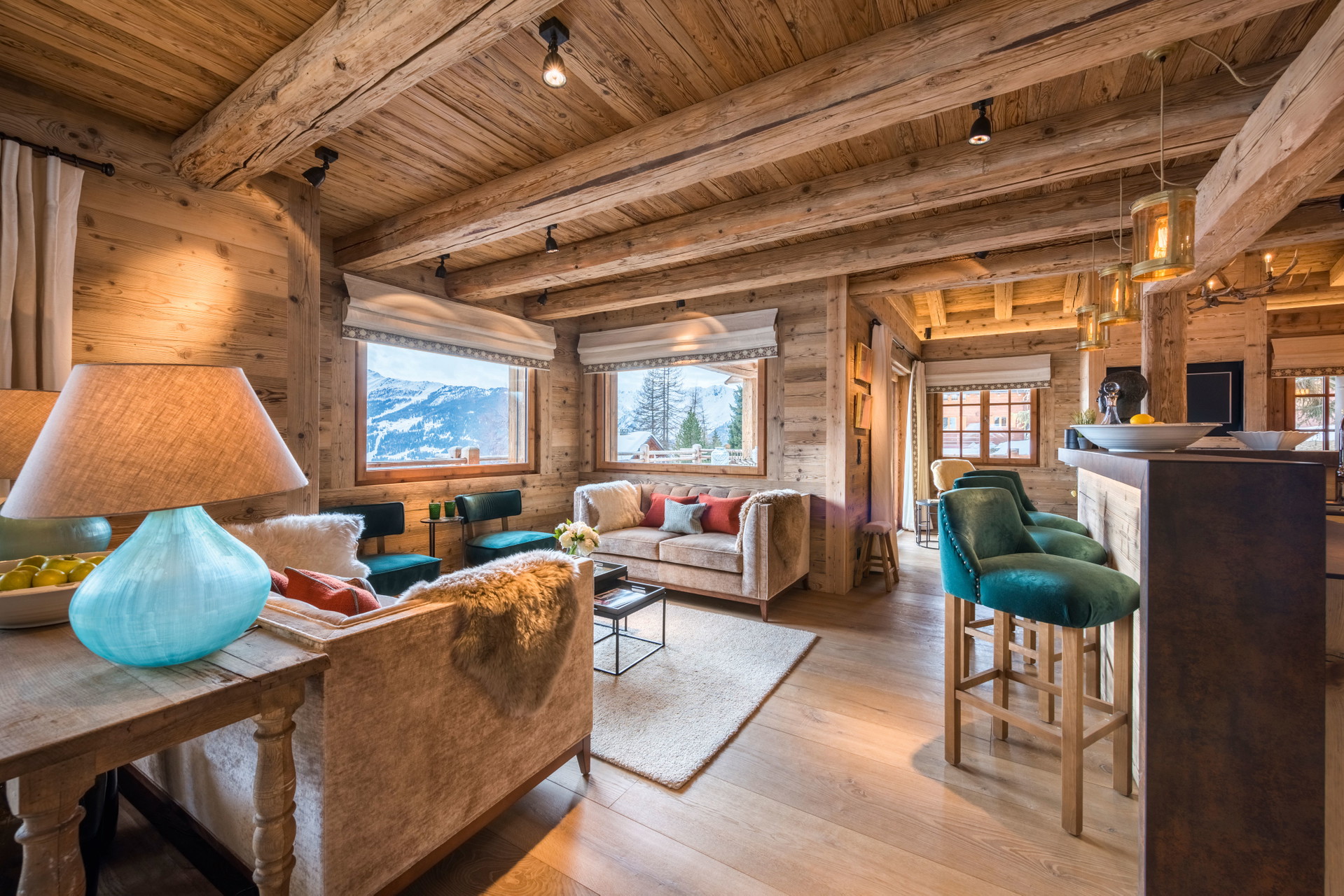Chalet Bioley Verbier (CH): Stimmt schon, das Gute liegt so nah, aber dennoch darf man auch mal die Walliser Alpen genießen. Weil: Das Wintersportgebiet 4 Vallées ist das größte der Schweiz, vom höchsten Punkt auf 3330 Meter sieht man das Matterhorn und den Mont Blanc. Vor allem gute Skifahrer kommen hier auf ihre Rechnung, 45&nbsp;Prozent der Pisten sind schwarz eingestuft, und die Off-piste-Möglichkeiten sind genial. Wem das zu steil ist, der kann seine Freuden zu Hause im »Chalet Bioley« finden, indem er den Außenwhirlpool und den Kamin auf der Terrasse mit einem Glas Champagner in der Hand genießt. brambleski.com
