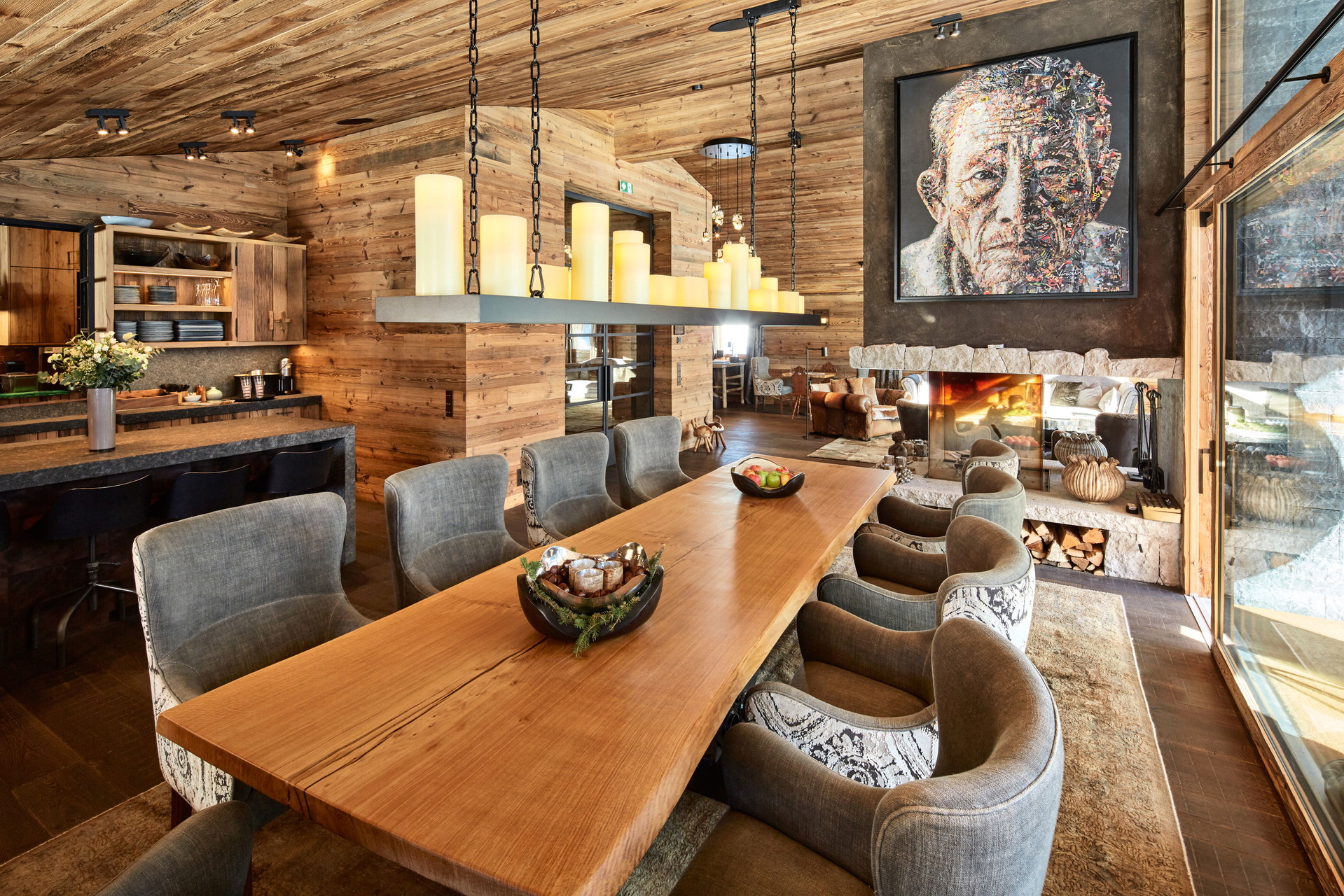 Chalet 1551 Lech: Das Chalet mit 600 Quadratmetern Wohnraum und fünf Schlafzimmern – eines davon mit Stockbetten für Kinder – hebt sich durch sein geschmackvolles Interior-Design ab. Hier wurde nicht einfach nur Altholz mit Stein kombiniert, sondern mit viel Gefühl etwas Besonderes geschaffen. Die handgefertigten Sofas und die eleganten Stoffe von italienischen Firmen wie Etro und Rubelli sowie handgewebte Gardinen von Le Cuona werden mit mutigen Kunstwerken garniert. chalet1551.com