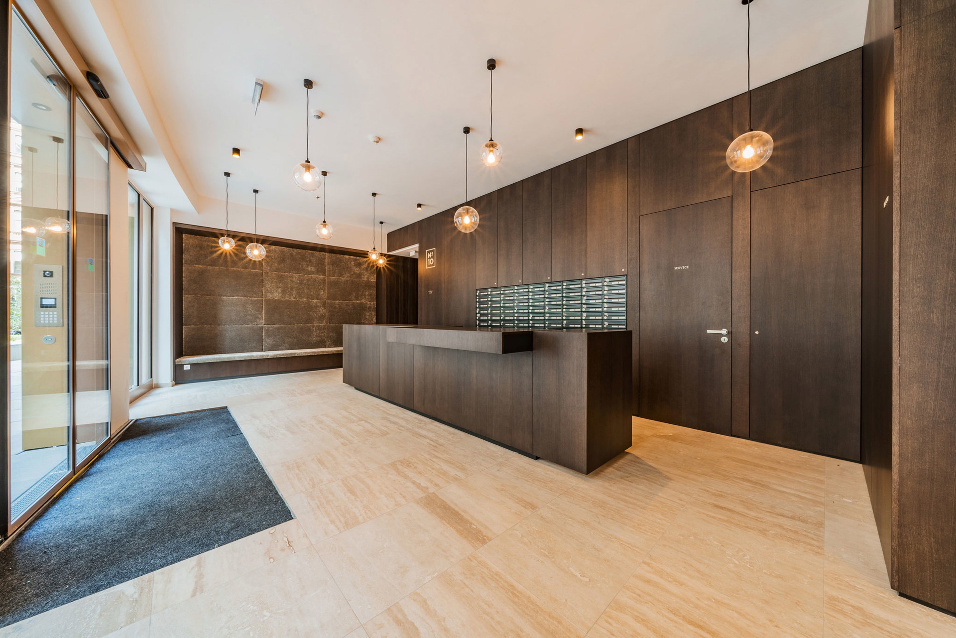 No10:&nbsp;Ein Rundum-Service, wie er in New York und London seit jeher Tradition hat, ist auch in Wien angekommen. Nicht Concierge, sondern Doorman heißt die gute Seele des »No10« in der Renngasse und auch im aktuellen Projekt »Kayser« am Franz-Josefs-Kai. Der Doorman ist bei den Smart-Luxury-Projekten von JP Immobilien ein wesentlicher Teil des Erfolgsrezepts. no10.at
