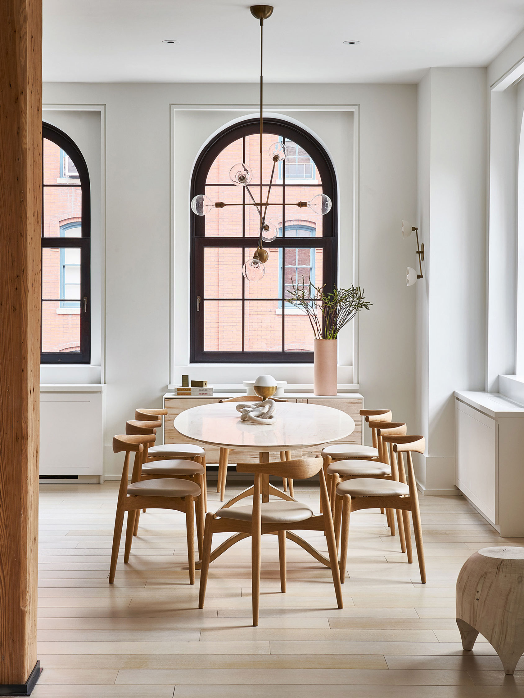 New York Style:&nbsp;Dieses Apartment in Greenwich wurde von den New Yorker Innenarchitekten Sissy+Marley gestaltet. Die dominanten schwarzen Rahmen der Bogenfenster im Industrial Style verlieren durch die warmen Töne der Einrichtung an Härte. Das Sideboard am Ende des Tischs macht das reduzierte Ambiente wohnlich. sissyandmarley.com