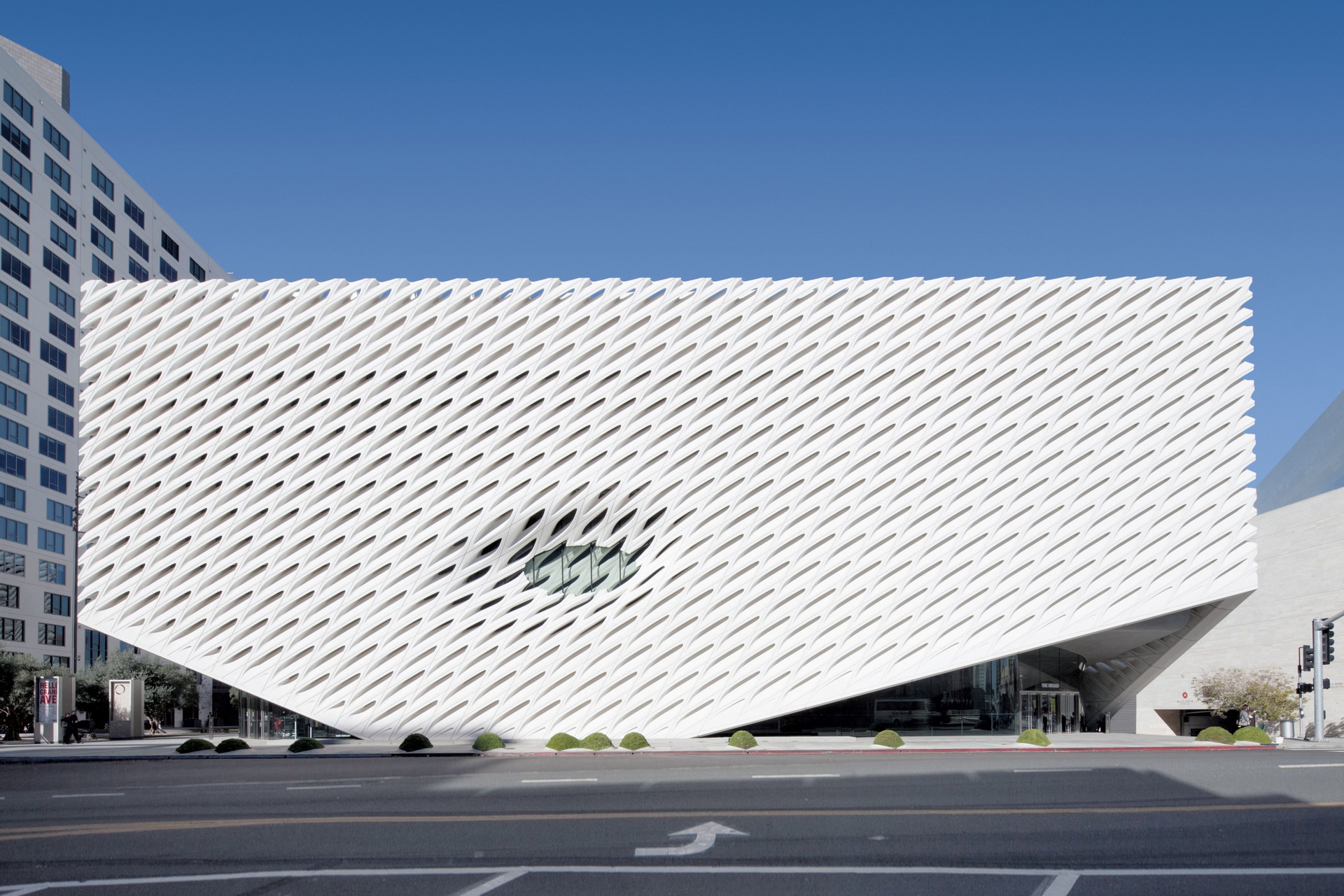 Weißer Würfel: Elizabeth Diller denkt Kunst, Design und Architektur stets zusammen. Zu ihren bekanntesten Projekten zählen das Broad Museum -für zeitgenössische Kunst in Los Angeles (hier im Bild) sowie der High Line Park in New York.&nbsp;
