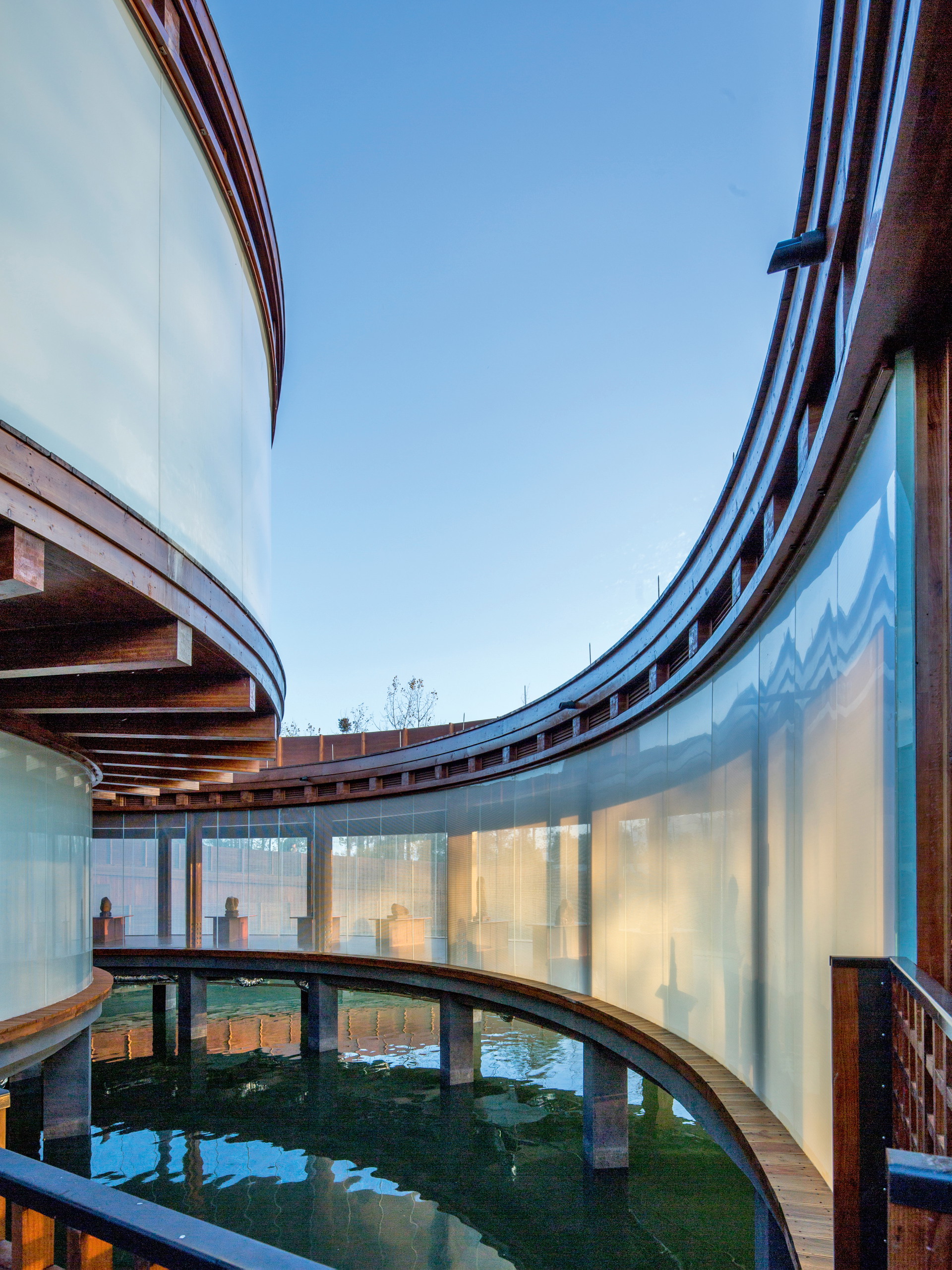 Geschwungene Linien:&nbsp;Die chinesische Architektin Xu Tiantian hat ein Kulturzentrum im Wasser entworfen, um die ländliche Identität zu stärken.&nbsp;