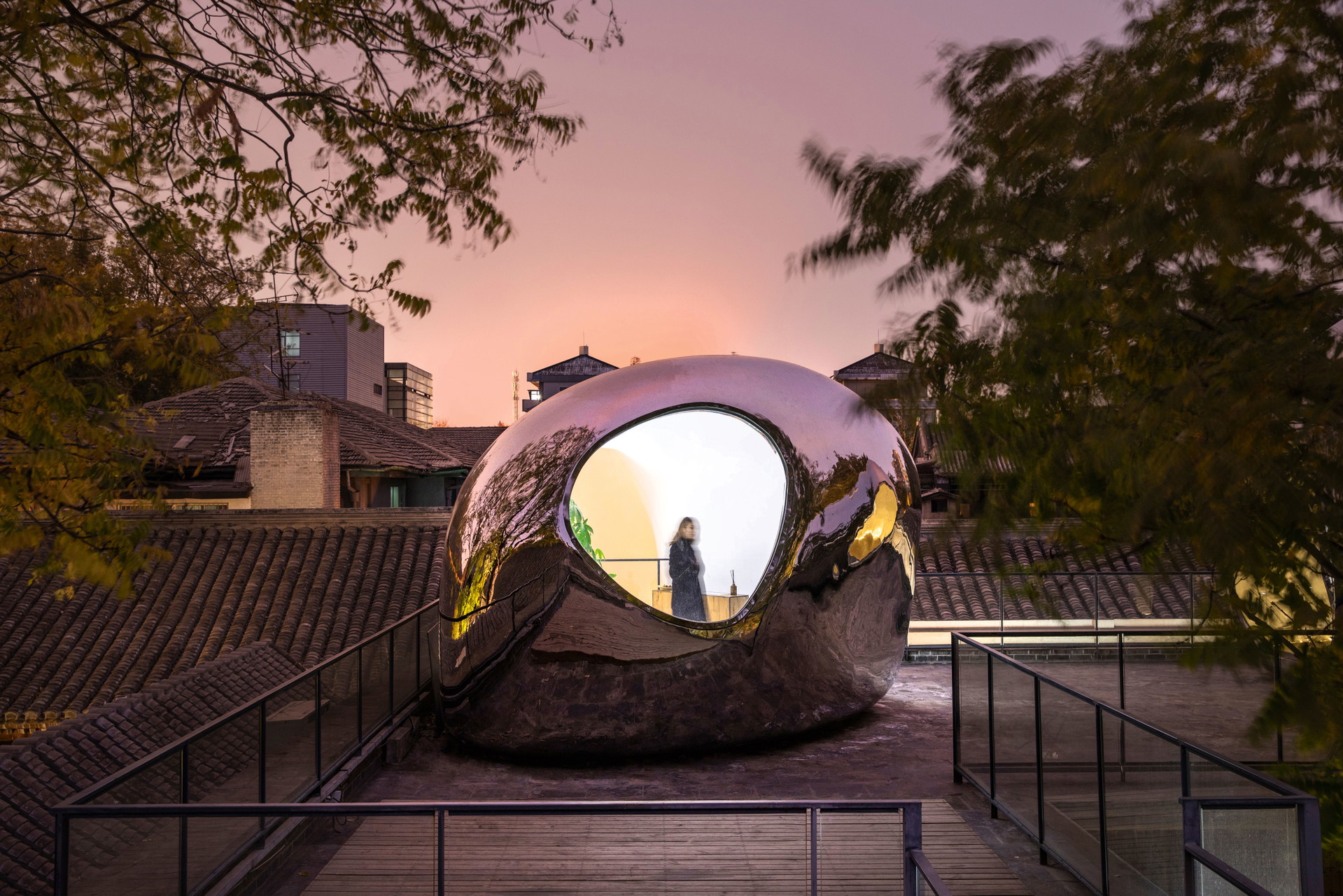 Hutong Bubble 218, Peking, China:&nbsp;Seit über zehn Jahren ist das chinesische Büro MAD Architects unter anderem in den alten, teils verfallenen Pekinger Hutongs tätig. Um die denkmalgeschützten, aber oftmals desolaten Wohnhäuser aufzuwerten, werden die historischen Bauten um futuristische, hochglanzpolierte Mini-Wohneinheiten erweitert. Das jüngste Projekt aus der Feder von MAD ist die »Hutong Bubble 218«. Auf der metallischen Oberfläche spiegelt sich der Lauf der Zeit. i-mad.com