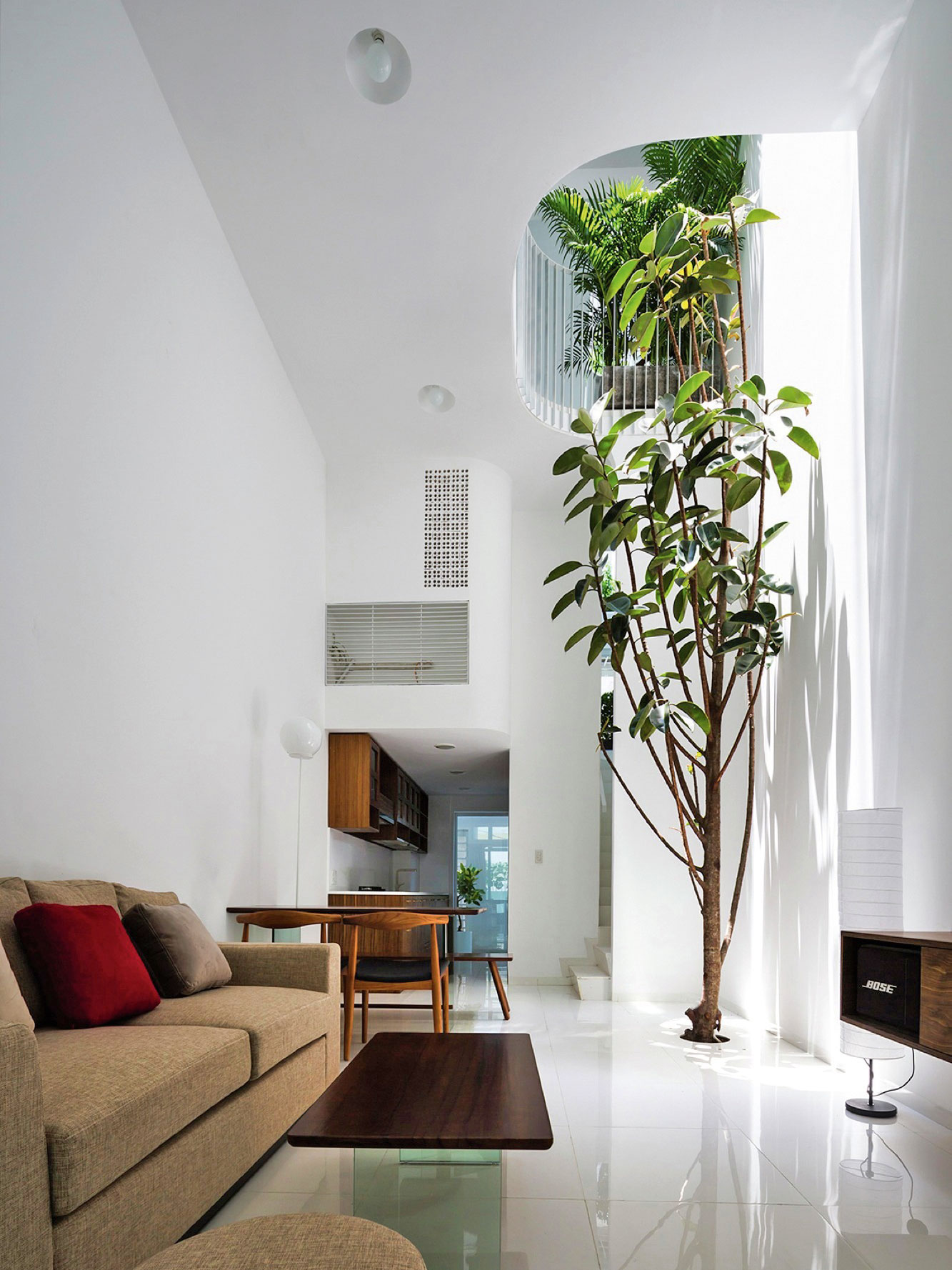 Schmales Stadthaus, Ho Chi Minh City, Vietnam:&nbsp;Auf einer nur 3,50 Meter breiten Stadtparzelle realisierte das vietnamesische Architekturbüro Kientruc O für eine junge Familie diese Wohnmatrix mit 180 Quadratmetern Nutzfläche, mehrgeschoßigen Lufträumen und organisch geschwungenen Brüstungen. »Im Fokus stehen Licht und Natur«, sagen die beiden Gründer Dam Vu und Anni Le. »Dadurch entsteht trotz der minimalen Breite des Gebäudes ein Hauch von Größe und Unendlichkeit.« kientruco.com