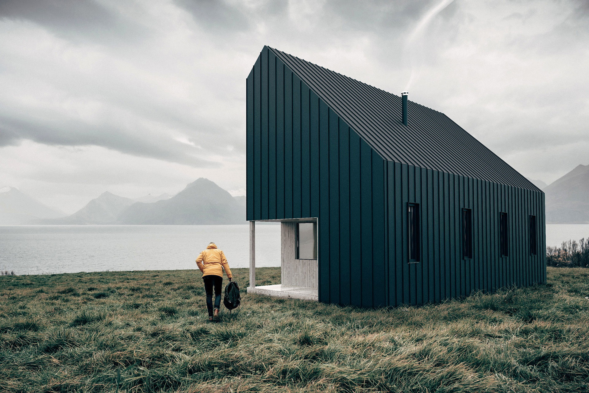 Backcountry Hut Company, Kanada: Für die in Vancouver beheimatete Backcountry Hut Company (BHC) plante das Leckie Studio unterschiedliche Wohnhäuschen, die wie bei Ikea flach verpackt transportiert und mit wenigen Handgriffen zusammengebaut werden können. Das jüngste Modell im BHC-Portfolio ist das zweigeschoßige »System 02«. Korpus und Fassaden kann man sich individuell zusammenstellen. Um 1000 Euro pro Quadratmeter fängt das Montagespiel an. thebackcountryhutcompany.com, leckiestudio.com