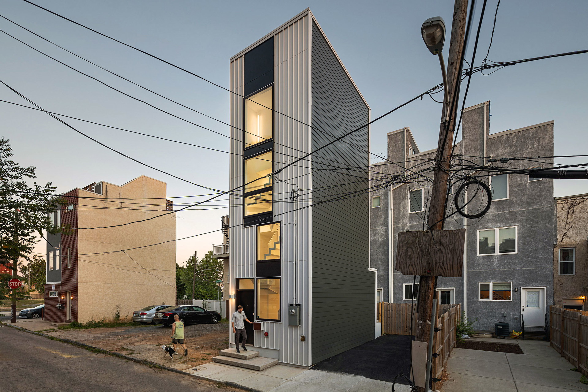 Tiny Tower, Philadelphia, USA: Die Brewerytown in Philadelphia ist von leer stehenden, scheinbar kaum verwertbaren Minigrundstücken geprägt. Die Architekten von ISA haben bewiesen, dass man auch eine 31 Quadratmeter große Parzelle attraktiv verwerten kann – sie errichteten darauf ein fünfgeschoßiges Mini-Hochhaus mit einer Gesamtwohnfläche von 116 Quadratmetern. Das Raumprogramm umfasst Wohn­küche, Wohnzimmer, zwei Schlafzimmer, zwei Bäder und sogar ein Homeoffice im dritten Stock. is-architects.com