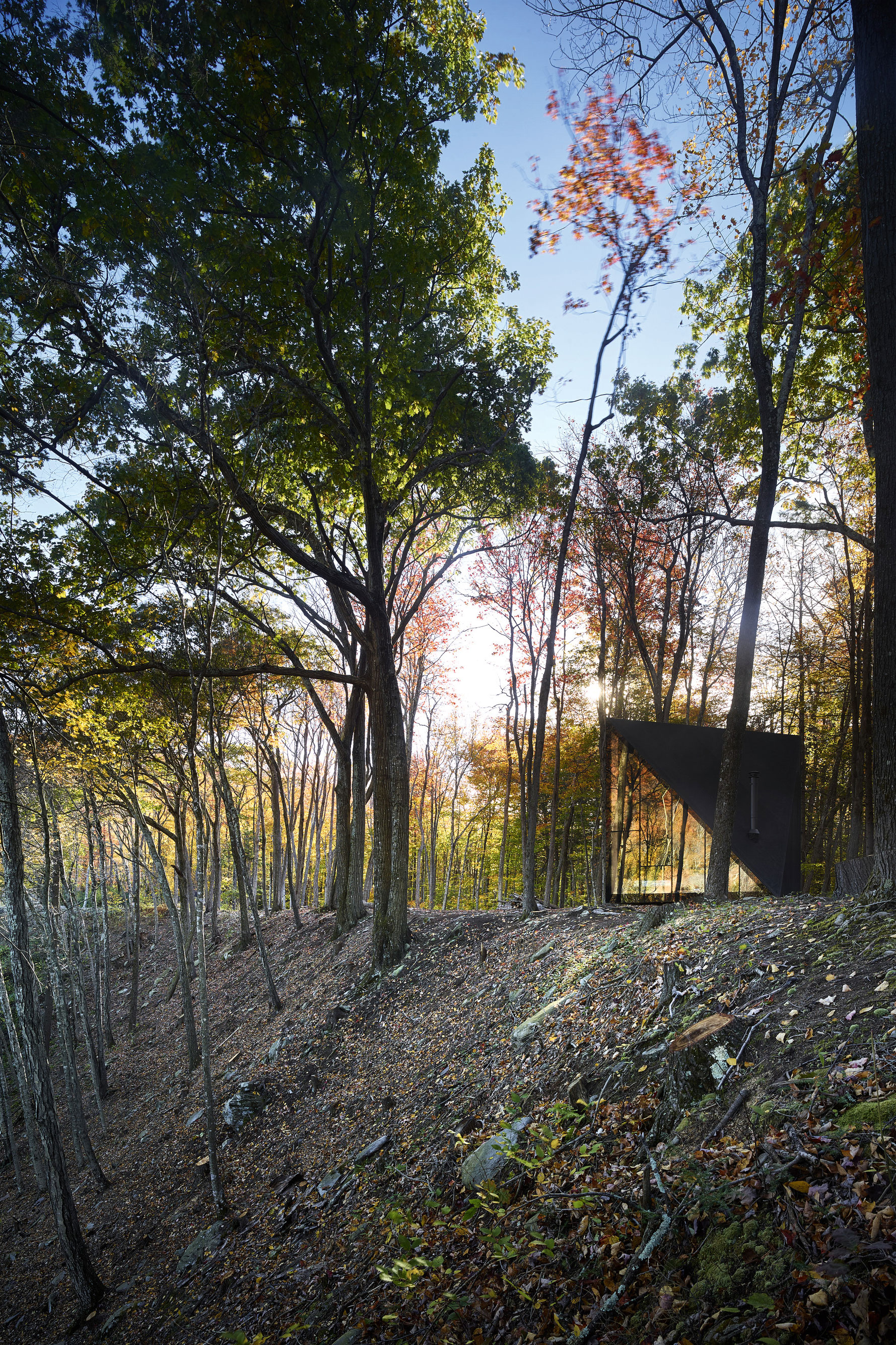 A45 Cabin, Upstate New York, USA: Das New Yorker Start-up Klein ist auf vorgefertigte Mini-häu-ser spezialisiert. Das jüngste Projekt im Klein-Katalog ist das »A45«, ein Entwurf des dänischen Architekturbüros Bjarke Ingels Group (BIG). Big ist hier bestenfalls die ästhetische Qualität, denn mit einer Gesamtwohnfläche von 17 Quadratmetern muss man sich im eckigen Holzbungalow in räum-licher Askese üben. Ein weiteres Modell hat Klein mit der japanischen Brand Muji entwickelt. liveklein.com, big.dk