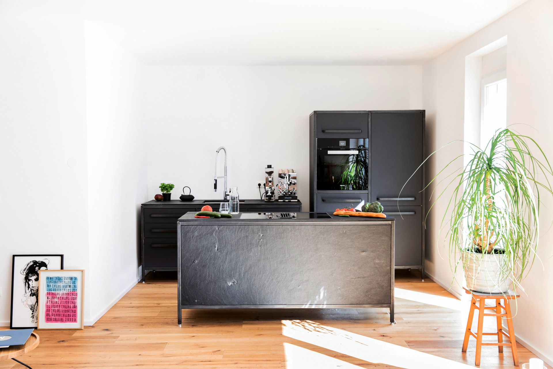 Komponenten:&nbsp;Keep-Küchen bestehen aus Modulen und Komponenten. Hier eine chice Kombination aus Kochinsel mit Arbeitsplatte, hohem Küchenschrank und Spültisch. kitchentokeep.com