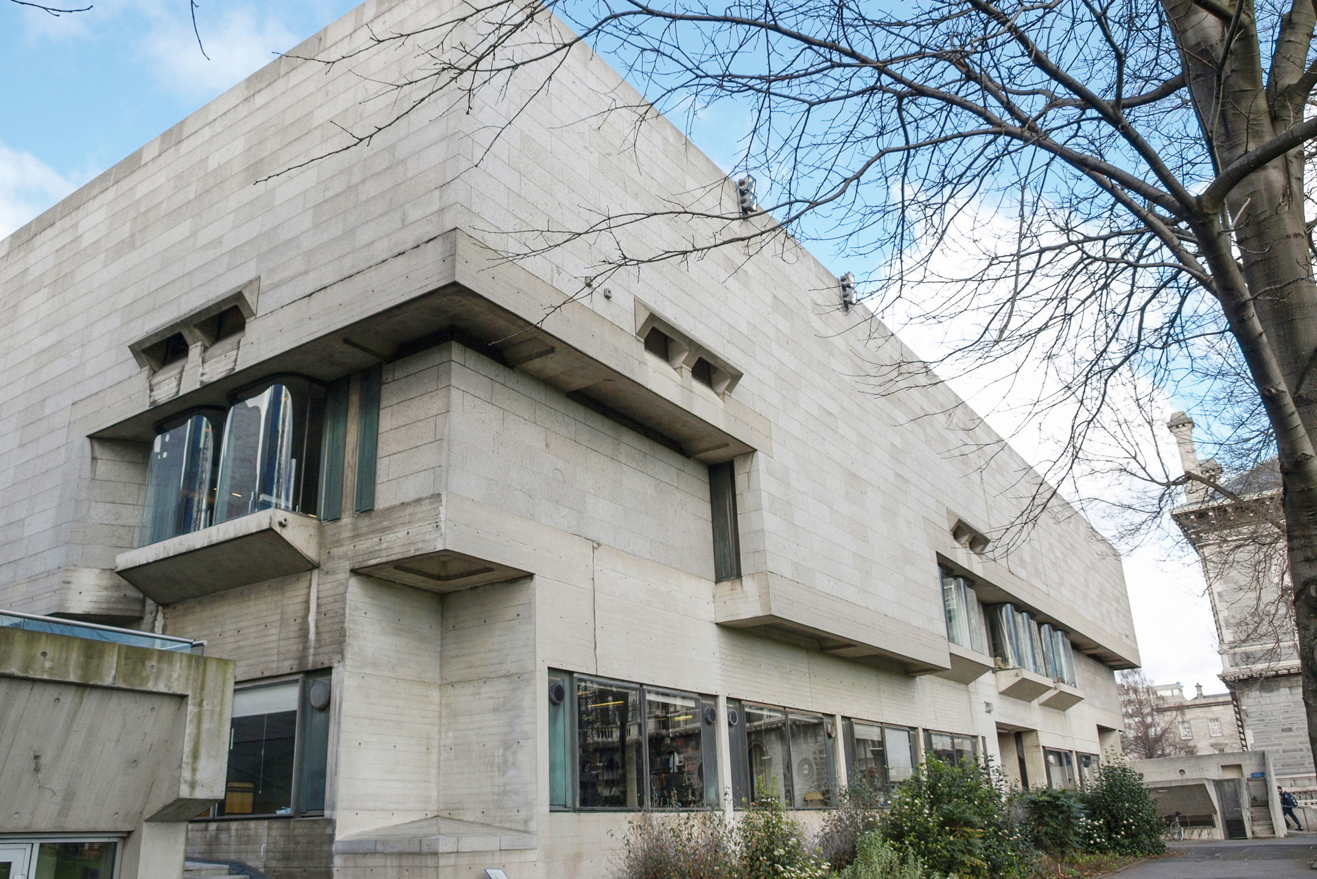 Berkeley Library:&nbsp;Ahrends, Burton &amp; Koralek (ABK), 1967, »Der erste Bau von ABK und das beste moderne Gebäude in Dublin. Skulptural sitzt es in perfekter Harmonie zwischen seinen historischen Nachbarn, dem Museum Building und der Long Room Library.«